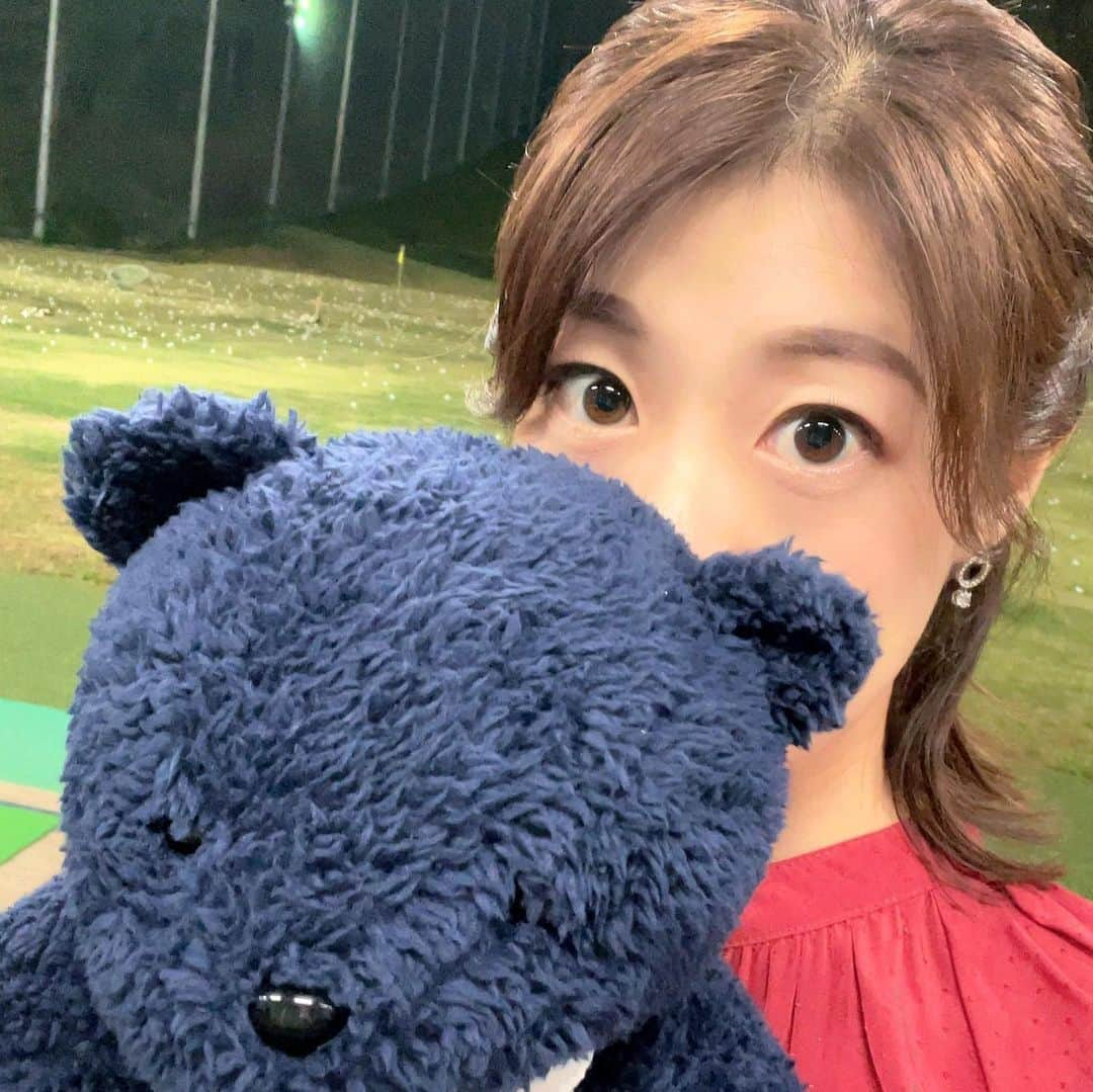 小宮山瑞季さんのインスタグラム写真 - (小宮山瑞季Instagram)「きのう仕事終わりに ゴルフの打ちっぱなしへ⛳️  ほぼ貸切だったとはいえ、 ひとりで写真撮るのは恥ずかしかったので、 クラブカバーのくまさんと一緒に撮りました🧸💕笑  だったら撮るなよ✋笑！って話ですが、 頑張ったので記念です。笑 ほぼくまさんの写真になりました！！  無我夢中でクラブを降っていたら300球打っていました。 平日の夜に打ちすぎです😂 でもストレス発散できたので、 またお仕事頑張りたいと思います！！！   #ゴルフ  #golf  #仕事終わり  #プライベート  #ゴルフ女子  #ゴルフ練習  #クラブカバー  #くま  #bear  #かわいい  #ふわふわ  #もふもふ  #筋肉痛確定  #ストレス発散  #あすもがんばろう  #長野放送  #アナウンサー  #小宮山瑞季」10月25日 19時31分 - komiyama_mizuki