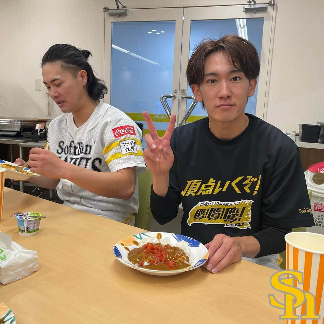 福岡ソフトバンクホークスさんのインスタグラム写真 - (福岡ソフトバンクホークスInstagram)「#ごはんの時間 #カレーライス#笠谷俊介#添え #大津亮介 #津森宥紀 #2023年10月25日 #福岡paypayドーム #softbankhawks  #ホークス #sbhawks」10月25日 19時34分 - softbankhawks_official