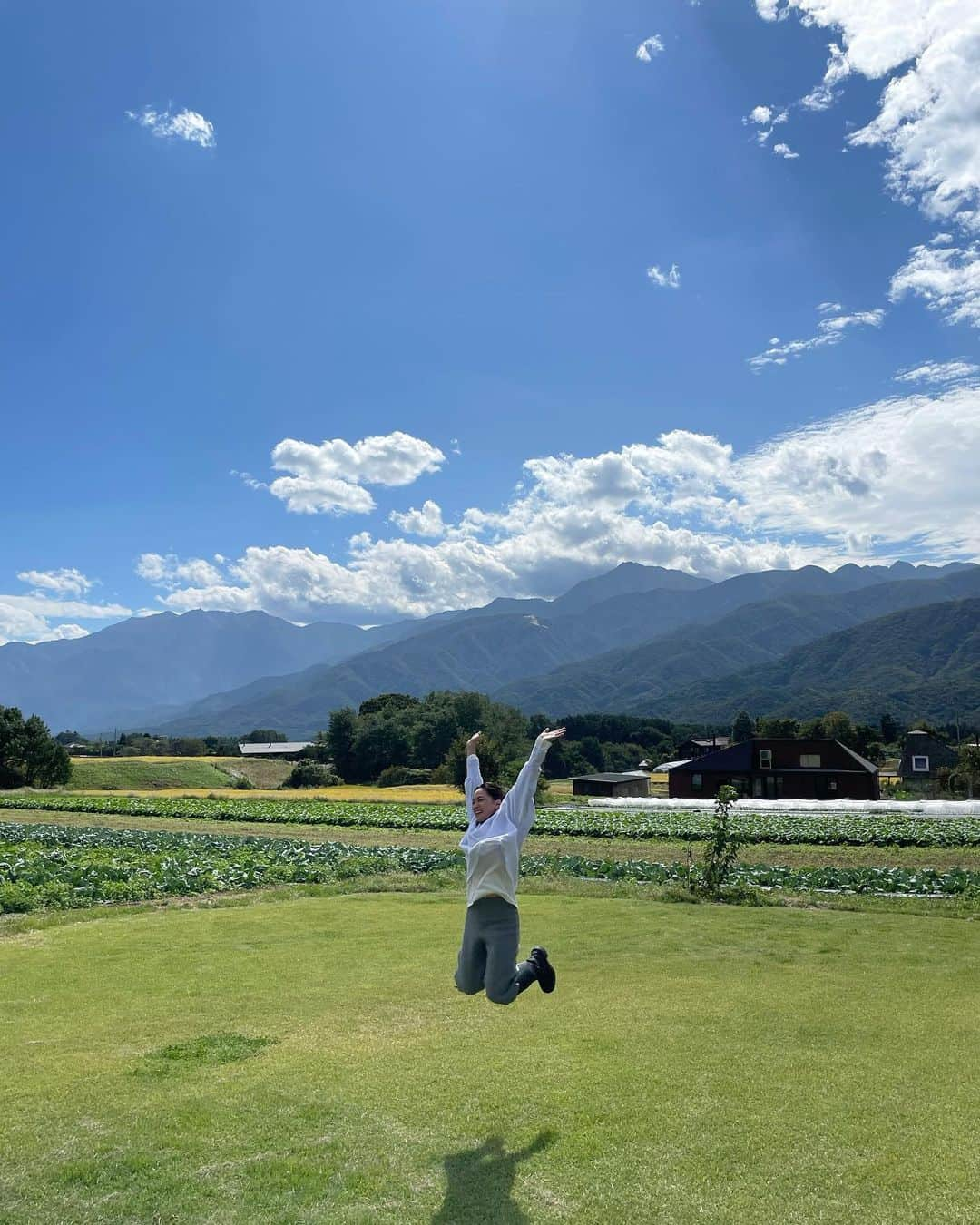 ステファニーのインスタグラム：「🌼🌿🍽⛰☕️ 八ヶ岳ツアー後編  1.2.3枚目 #ハーベストテラス八ヶ岳 @harvestterrace 大自然を感じられる絶景の中、目の前の大きな畑で採れた 新鮮なお野菜たちを使ったご飯が食べられるレストラン。 もちろん全部美味しかったし、お庭も素敵で気持ちよくて、思わず全力ジャンプショットです笑  4.5.6.7枚目 ゴミ拾いをしながらの登山 #株式会社八ヶ岳登山企画  登山しながらゴミを拾うという素敵な時間。 山が綺麗になって、心も綺麗になった中、温かいコーヒーと焼きマシュマロのサプライズにみんなで大喜び！ 至福の時間でした…！！  8.9枚目 #里山資源体験 (NPO法人自然とオオムラサキに親しむ会） 木で出来た手作りのアスレチックや楽器で遊んだり、 バードコールを作ったり自然の中で自然に触れながら 過ごせるなんとも贅沢な場所。 皆さんが楽しそうに作業をしていて、 愛がたくさん詰まった素敵な場所でした。 子供だけじゃなく私達大人も懐かしい気持ちになって 存分に楽しめました！  10枚目は最後に素敵な景色を。  八ヶ岳の旅、また絶対に来たいと思える素敵な時間でした。 人も、空気も、食事も、全てが最高であたたかくて、 家族も連れてまた遊びに行きたいなぁ〜。  #love #trip #travel #pr #八ヶ岳 #北杜市 #観光 #八ヶ岳観光」