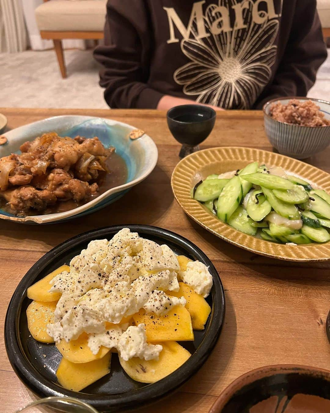 井上咲楽のインスタグラム：「そわちゃんが来てくれたのでご飯つくりました！ 冷凍のほたて、冷凍しておく手羽元、常備しておくとすこし食材を買い足すだけでご飯が作れてとっても便利だな〜としみじみ感じました。  この日の収録でいただいた柿をチーズと一緒に出しました。季節を味わえて嬉しい✨  作るのが好きなので、食べてくれる人がいてありがたい〜！  #おうちごはん  #いのさくの暮らし」