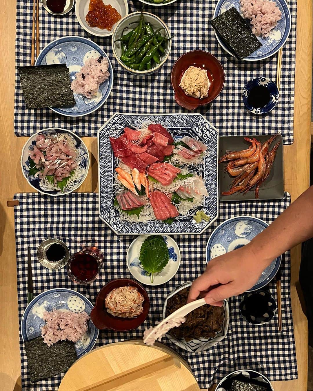 HARUHIのインスタグラム：「🍱🍜🍣🥗🍞🍳☕️ 今年もよう食べました！やっぱ日本食とママの味は一番！  #日本食 #yummy」