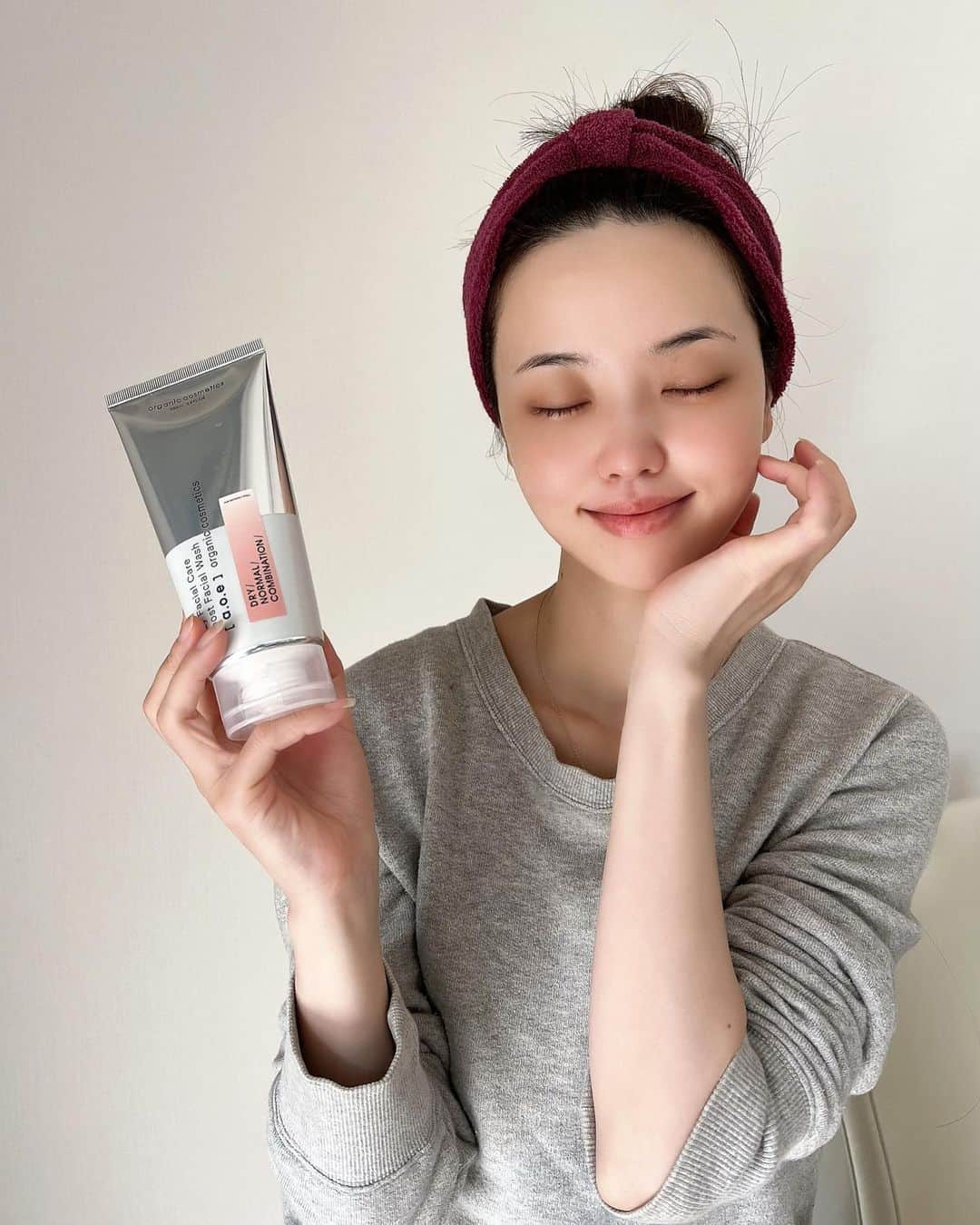垰智子さんのインスタグラム写真 - (垰智子Instagram)「10月の @labome_official は、美容をテーマとしたセルフケア月間🛀🫧 . 美容の切り口の1つとして、自分の強さを信じてみる✨ がテーマとなり、合わせて届いたプロダクト商品は、 洗顔と一緒にピーリングが出来る洗顔料『Boost Facial Wash』🫧 . と生理中でと気にせずお風呂に入ることの出来るバスパウダー『MONTHLY FRIEND』🛁 . 秋って寒くなって来て、年末に向けてなんかだかバタバタして来たりと焦ったり、結果を気にしやすくなる季節🍂 . そんな時でもどんな自分もまるっと受け入れられる心のゆとりを もてたらいいよね💛 . そんなデリケートな悩みに寄り添えたり、セルフケアに合わせて 商品が届く @labome_official 🩶  10月末まで使える無料お試しクーポンがあるので、 試してみてね✨  【クーポンコード】02LBM4STAR  . . #PR #labome_event #labome #labome_プロモーター #labome_selfcare #ラボミー」10月25日 19時37分 - taotao_tomo