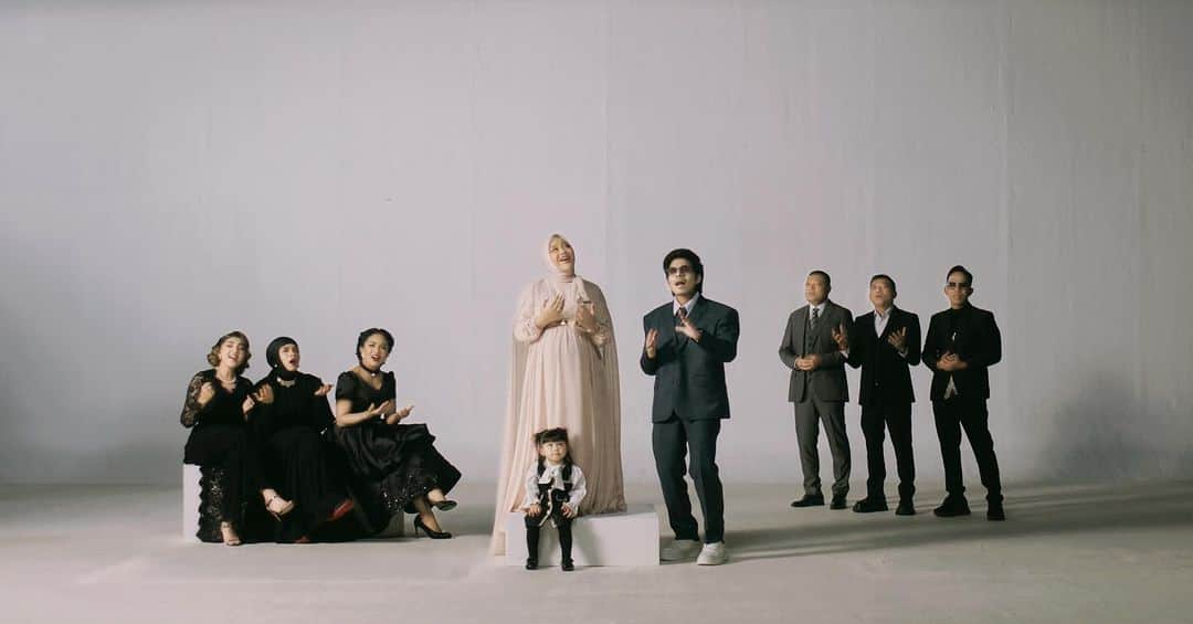 Aurelのインスタグラム：「Pertama kali berkarya bersama 3 ibu, 3 bapak, Istri dan 2 anak.  Sooon November.」