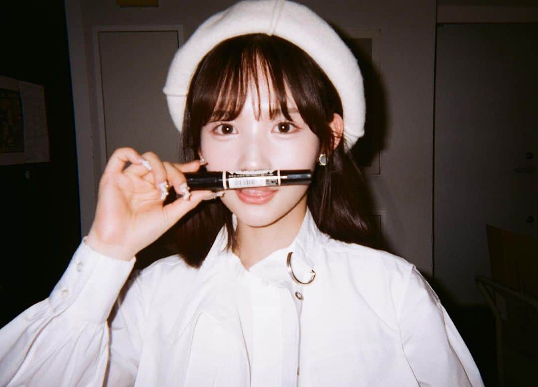矢作萌夏のインスタグラム：「17歳から、今まで。 私のなかの私を集めた、宝石箱のような 1st EP『spilt milk』 本日発売になりました！🥛 特典の写真集オフショットとともに、 今おもうこと、少し残します。 ⁡ こうしてシンガーソングライターとして 表舞台で活動できるまで 4年近くの時間がかかりました。  Shake it 、ピーターパン、アンコール、恋のスパイス。 高校生のときに残した殴り書きの歌詞たちを 澄まし顔で歌うことができるようになったこと。 あぁ 大人になったんだなぁ、 なってしまったなぁ。と感じます。  17歳から21歳。 人生で1番輝かしくて、儚くて、 大きく成長するタイミングだと 私は思ってます。 そんな4年間、舞台から降りて音楽に向き合い続けたこと。 全ての経験が間違いなく今に繋がっていて つまり。これまで私に関わってくださった ファンの皆さん、関係者の方、全ての方と 一緒に創り上げたEPみたいなものです。  まだ始まったばっかりだあ。 皆さんと一緒に、沢山の景色を 見られるといいな〜。 これから、ステージで笑ったり 泣いたり、叫んだり、怒ったり(？) することもあると思います。 そんな未来を想像するだけで、わくわくです。 毎日たくさんの事が起きる世界で 皆さんの支えになるような音楽を 創り続けたいと思います。 ありきたりな台詞だなーって書いてる私も思うんだけどさ 本当に想ってます！笑  もっと沢山の世界を見て 沢山の想いをして 歌に詰め込んで、 将来思い出のアルバムみたいにして振り返りたいな。 孫に見せたいな。孫よろこぶ？ てか「もえかおばあちゃん」って可愛くない？ 「もえおばあちゃん？」 おばあちゃんになったら、炬燵に蜜柑おくの ルーティンにしたいんだよね。 和の象徴おばあちゃんがいい。 話それちゃった。てへ。  ということで、本日10/25発売になりました。 『spilt milk』 沢山愛してくださいませ！🥛‎🤍 ⁡」