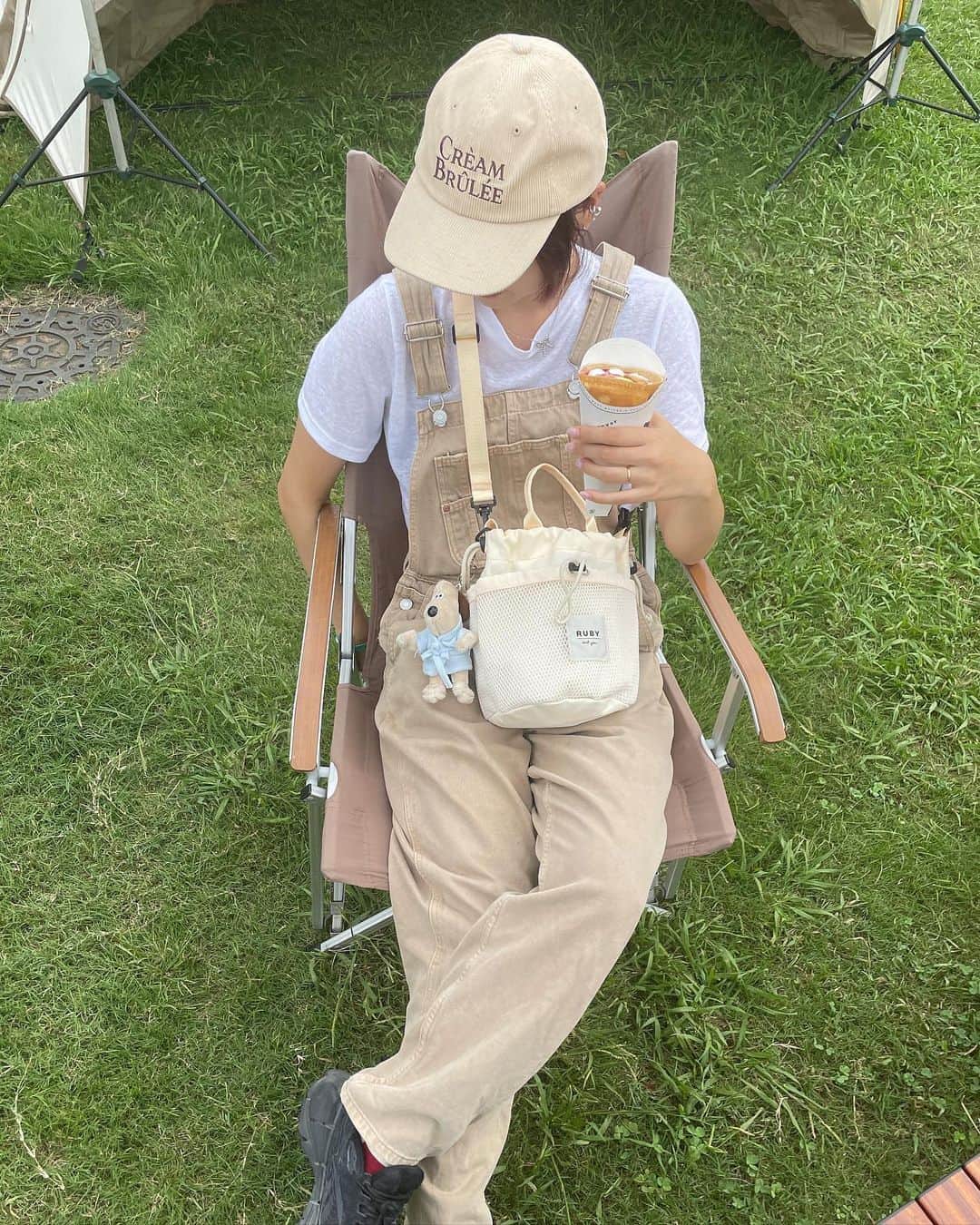のインスタグラム：「アウトドアシーンや旅行先、アクティブに動きたいおでかけの日に 大活躍するショルダーバッグが 本日new in ۪ ♡̷ ⋆  ナイロン素材で軽くて、 コンパクトなルックスながら 意外とたくさん入るし、 ポケットも充実していて機能性ばつぐん🪺  わたしも既にヘビロテ中☺️  IVORYとBEIGEの2色展開🪿🦘 詳しいサイズやスペックなどは web storeをチェックしてみてください ⊹˚.⋆  ナイロンドローストリングバッグ/ IVORY @ruby_and_you   #rubyandyou」
