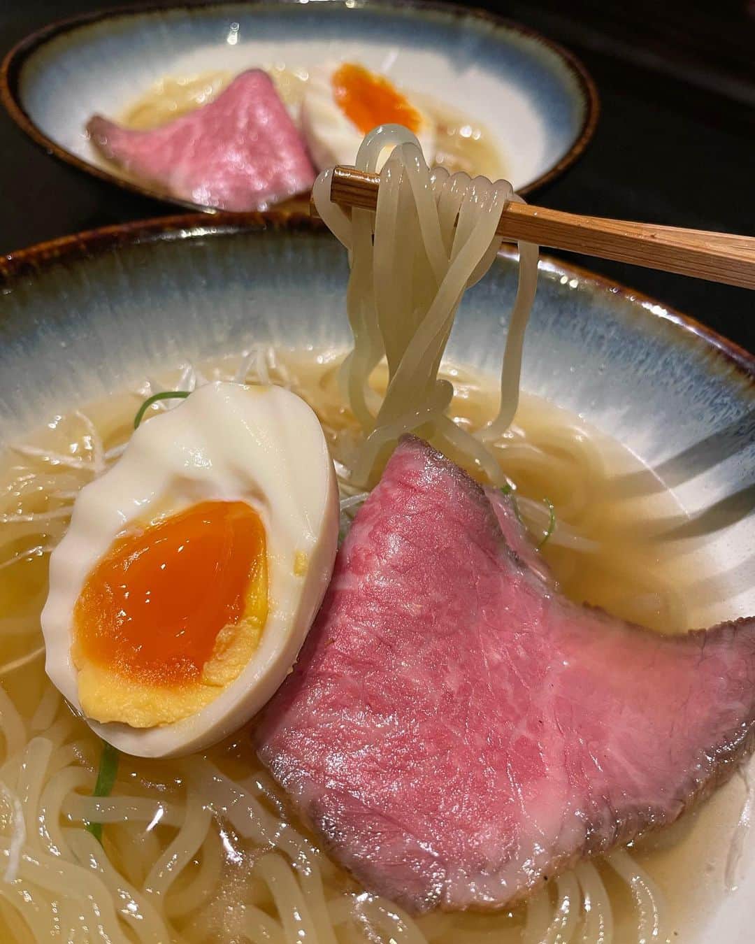 里井真由美さんのインスタグラム写真 - (里井真由美Instagram)「焼肉〜🔥霞ヶ関「焼肉 たまき家」さんのランチ限定コース 白(はく） -HAKU- でございます〜  ゆうちゃんがインスタグラムフォローキャンペーンに当選され、お招き席にご一緒してきました〜感謝🙏♡  #PR @yakinikutamakiya  @foodanalyst_yu   黒毛和牛雌牛の最高峰♡  田村牛の焼肉が頂けるお店ですのよ〜  せっかくなので赤ワイン🍷🍷♥️ マルカリーニ ランゲ・ネッビオーロ ラザリンを頂きつつ、  キムチナムル盛り合わせ、ウニとイクラの田村牛炙り寿司、ローストビーフと華やかなスタート♡   こういうの、女性好みですよね♡  和牛タンは厚め焼きで酢橘を絞って。 田村牛3種盛りはラムシン、リブ、タテバ 〆は冷麺。  で、デザートは黒胡麻のアイスとコスタコーヒー  場所柄、男性のお客様も多いかと思うのですが、 ゆっくりコーヒーでお打ち合わもできますし、 女性のお客様はお喋りに花が咲きそう☺️🩷  少量多品種、贅沢かつ程よいバランスで大満足♡  お声がけありがとうー ♡ 今度また改めて伺いたいです♡  。。。  メニュー書いておきますねー  ◆ランチ限定コース 白(はく）-HAKU-◆ メニュー キムチとナムル盛り合わせ サラダ 田村牛炙り寿司 田村牛ローストビーフ 30g 和牛タン 20g 料理長おすすめ田村牛焼肉3種 120g たまき家冷麺 or 田村牛カレー デザート コスタコーヒー  ◆焼肉 たまき家◆ 東京都千代田区霞ケ闋3-2-6 東京楽部ビルディング1階 03-6550-8299  。。。  楽しい夜をお過ごしくださいね〜  。。。  #たまき家 #焼肉 #田村牛#虎ノ門ランチ#霞ヶ関ランチ#女子会#肉#里井真由美#フードジャーナリスト里井真由美 #食コミュニケーション #食コミュニケーター里井真由美 #肉食女子 #焼肉ランチ」10月25日 19時39分 - mayumi.satoi