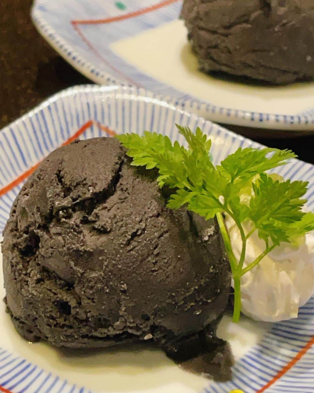 里井真由美さんのインスタグラム写真 - (里井真由美Instagram)「焼肉〜🔥霞ヶ関「焼肉 たまき家」さんのランチ限定コース 白(はく） -HAKU- でございます〜  ゆうちゃんがインスタグラムフォローキャンペーンに当選され、お招き席にご一緒してきました〜感謝🙏♡  #PR @yakinikutamakiya  @foodanalyst_yu   黒毛和牛雌牛の最高峰♡  田村牛の焼肉が頂けるお店ですのよ〜  せっかくなので赤ワイン🍷🍷♥️ マルカリーニ ランゲ・ネッビオーロ ラザリンを頂きつつ、  キムチナムル盛り合わせ、ウニとイクラの田村牛炙り寿司、ローストビーフと華やかなスタート♡   こういうの、女性好みですよね♡  和牛タンは厚め焼きで酢橘を絞って。 田村牛3種盛りはラムシン、リブ、タテバ 〆は冷麺。  で、デザートは黒胡麻のアイスとコスタコーヒー  場所柄、男性のお客様も多いかと思うのですが、 ゆっくりコーヒーでお打ち合わもできますし、 女性のお客様はお喋りに花が咲きそう☺️🩷  少量多品種、贅沢かつ程よいバランスで大満足♡  お声がけありがとうー ♡ 今度また改めて伺いたいです♡  。。。  メニュー書いておきますねー  ◆ランチ限定コース 白(はく）-HAKU-◆ メニュー キムチとナムル盛り合わせ サラダ 田村牛炙り寿司 田村牛ローストビーフ 30g 和牛タン 20g 料理長おすすめ田村牛焼肉3種 120g たまき家冷麺 or 田村牛カレー デザート コスタコーヒー  ◆焼肉 たまき家◆ 東京都千代田区霞ケ闋3-2-6 東京楽部ビルディング1階 03-6550-8299  。。。  楽しい夜をお過ごしくださいね〜  。。。  #たまき家 #焼肉 #田村牛#虎ノ門ランチ#霞ヶ関ランチ#女子会#肉#里井真由美#フードジャーナリスト里井真由美 #食コミュニケーション #食コミュニケーター里井真由美 #肉食女子 #焼肉ランチ」10月25日 19時39分 - mayumi.satoi