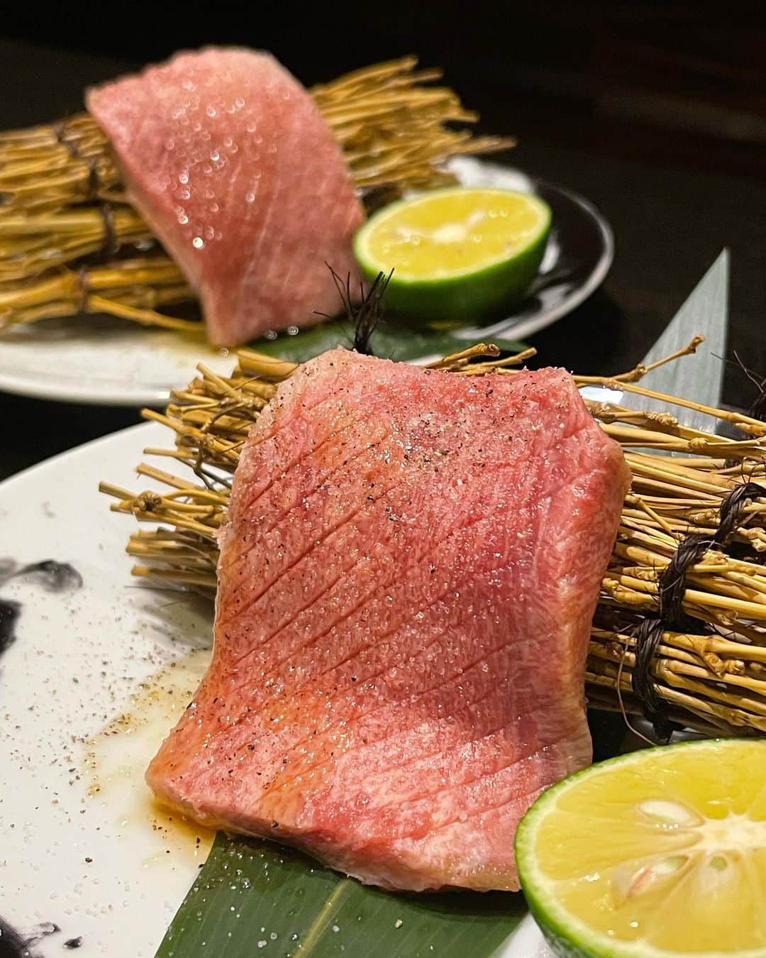 里井真由美さんのインスタグラム写真 - (里井真由美Instagram)「焼肉〜🔥霞ヶ関「焼肉 たまき家」さんのランチ限定コース 白(はく） -HAKU- でございます〜  ゆうちゃんがインスタグラムフォローキャンペーンに当選され、お招き席にご一緒してきました〜感謝🙏♡  #PR @yakinikutamakiya  @foodanalyst_yu   黒毛和牛雌牛の最高峰♡  田村牛の焼肉が頂けるお店ですのよ〜  せっかくなので赤ワイン🍷🍷♥️ マルカリーニ ランゲ・ネッビオーロ ラザリンを頂きつつ、  キムチナムル盛り合わせ、ウニとイクラの田村牛炙り寿司、ローストビーフと華やかなスタート♡   こういうの、女性好みですよね♡  和牛タンは厚め焼きで酢橘を絞って。 田村牛3種盛りはラムシン、リブ、タテバ 〆は冷麺。  で、デザートは黒胡麻のアイスとコスタコーヒー  場所柄、男性のお客様も多いかと思うのですが、 ゆっくりコーヒーでお打ち合わもできますし、 女性のお客様はお喋りに花が咲きそう☺️🩷  少量多品種、贅沢かつ程よいバランスで大満足♡  お声がけありがとうー ♡ 今度また改めて伺いたいです♡  。。。  メニュー書いておきますねー  ◆ランチ限定コース 白(はく）-HAKU-◆ メニュー キムチとナムル盛り合わせ サラダ 田村牛炙り寿司 田村牛ローストビーフ 30g 和牛タン 20g 料理長おすすめ田村牛焼肉3種 120g たまき家冷麺 or 田村牛カレー デザート コスタコーヒー  ◆焼肉 たまき家◆ 東京都千代田区霞ケ闋3-2-6 東京楽部ビルディング1階 03-6550-8299  。。。  楽しい夜をお過ごしくださいね〜  。。。  #たまき家 #焼肉 #田村牛#虎ノ門ランチ#霞ヶ関ランチ#女子会#肉#里井真由美#フードジャーナリスト里井真由美 #食コミュニケーション #食コミュニケーター里井真由美 #肉食女子 #焼肉ランチ」10月25日 19時39分 - mayumi.satoi