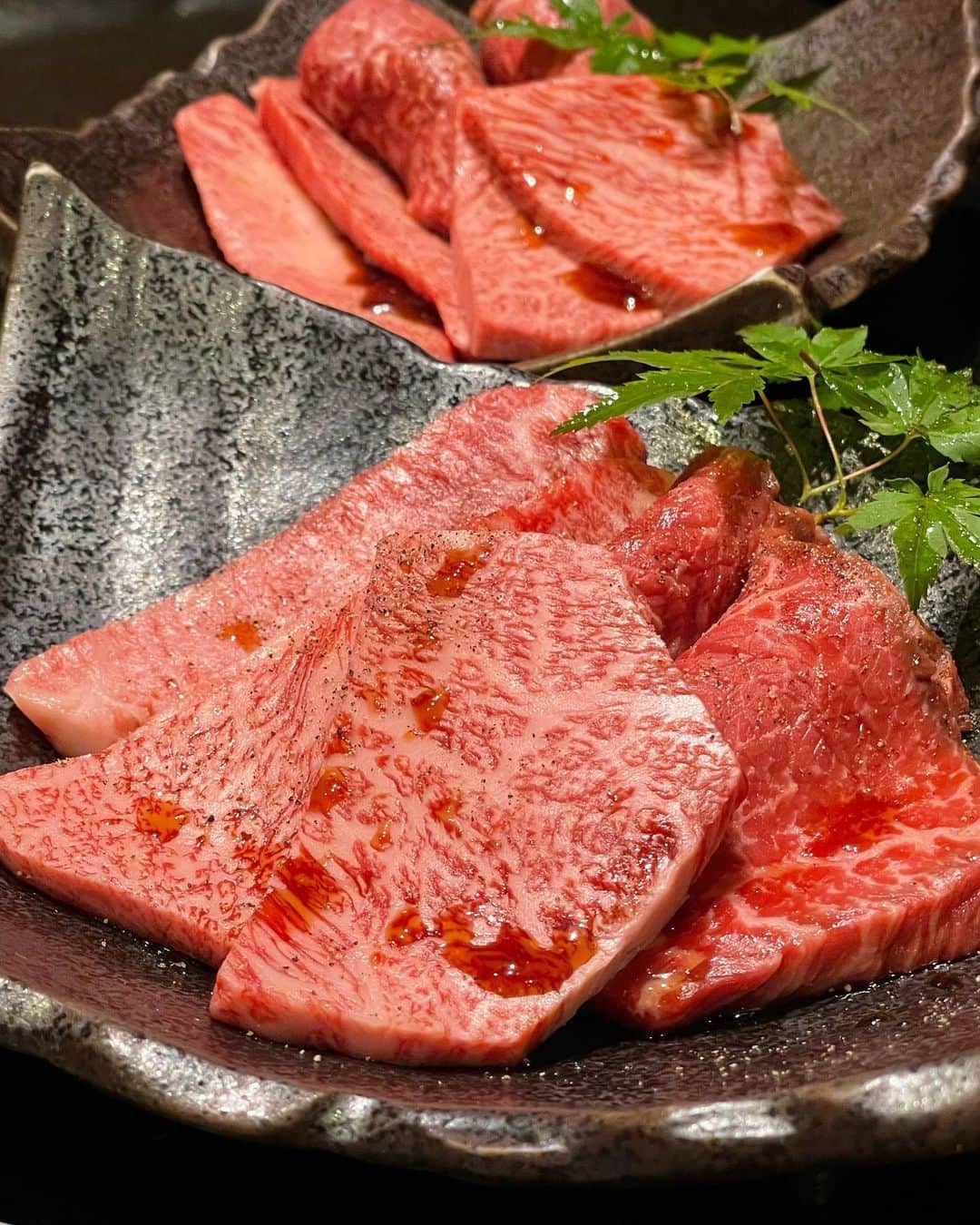 里井真由美さんのインスタグラム写真 - (里井真由美Instagram)「焼肉〜🔥霞ヶ関「焼肉 たまき家」さんのランチ限定コース 白(はく） -HAKU- でございます〜  ゆうちゃんがインスタグラムフォローキャンペーンに当選され、お招き席にご一緒してきました〜感謝🙏♡  #PR @yakinikutamakiya  @foodanalyst_yu   黒毛和牛雌牛の最高峰♡  田村牛の焼肉が頂けるお店ですのよ〜  せっかくなので赤ワイン🍷🍷♥️ マルカリーニ ランゲ・ネッビオーロ ラザリンを頂きつつ、  キムチナムル盛り合わせ、ウニとイクラの田村牛炙り寿司、ローストビーフと華やかなスタート♡   こういうの、女性好みですよね♡  和牛タンは厚め焼きで酢橘を絞って。 田村牛3種盛りはラムシン、リブ、タテバ 〆は冷麺。  で、デザートは黒胡麻のアイスとコスタコーヒー  場所柄、男性のお客様も多いかと思うのですが、 ゆっくりコーヒーでお打ち合わもできますし、 女性のお客様はお喋りに花が咲きそう☺️🩷  少量多品種、贅沢かつ程よいバランスで大満足♡  お声がけありがとうー ♡ 今度また改めて伺いたいです♡  。。。  メニュー書いておきますねー  ◆ランチ限定コース 白(はく）-HAKU-◆ メニュー キムチとナムル盛り合わせ サラダ 田村牛炙り寿司 田村牛ローストビーフ 30g 和牛タン 20g 料理長おすすめ田村牛焼肉3種 120g たまき家冷麺 or 田村牛カレー デザート コスタコーヒー  ◆焼肉 たまき家◆ 東京都千代田区霞ケ闋3-2-6 東京楽部ビルディング1階 03-6550-8299  。。。  楽しい夜をお過ごしくださいね〜  。。。  #たまき家 #焼肉 #田村牛#虎ノ門ランチ#霞ヶ関ランチ#女子会#肉#里井真由美#フードジャーナリスト里井真由美 #食コミュニケーション #食コミュニケーター里井真由美 #肉食女子 #焼肉ランチ」10月25日 19時39分 - mayumi.satoi
