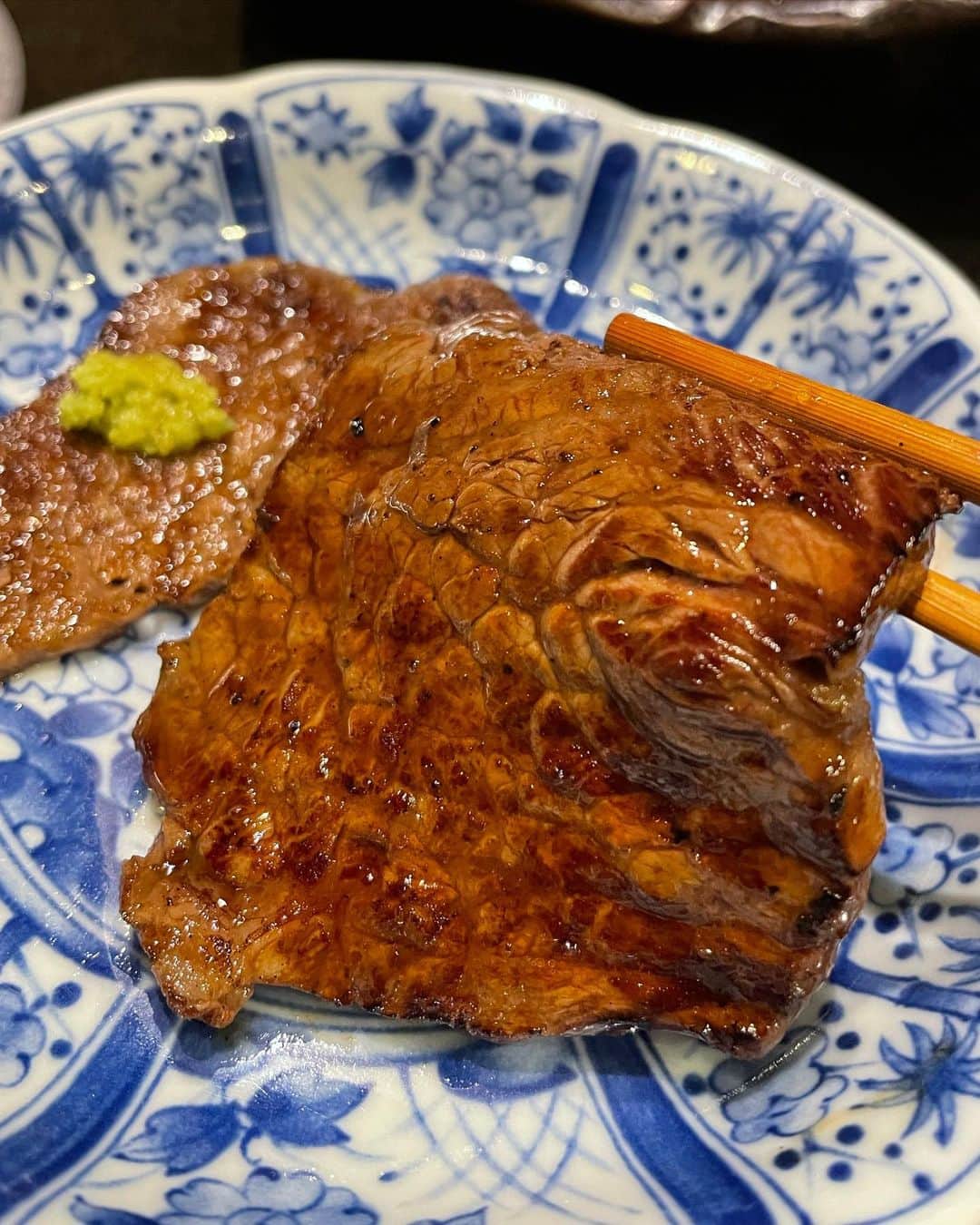 里井真由美さんのインスタグラム写真 - (里井真由美Instagram)「焼肉〜🔥霞ヶ関「焼肉 たまき家」さんのランチ限定コース 白(はく） -HAKU- でございます〜  ゆうちゃんがインスタグラムフォローキャンペーンに当選され、お招き席にご一緒してきました〜感謝🙏♡  #PR @yakinikutamakiya  @foodanalyst_yu   黒毛和牛雌牛の最高峰♡  田村牛の焼肉が頂けるお店ですのよ〜  せっかくなので赤ワイン🍷🍷♥️ マルカリーニ ランゲ・ネッビオーロ ラザリンを頂きつつ、  キムチナムル盛り合わせ、ウニとイクラの田村牛炙り寿司、ローストビーフと華やかなスタート♡   こういうの、女性好みですよね♡  和牛タンは厚め焼きで酢橘を絞って。 田村牛3種盛りはラムシン、リブ、タテバ 〆は冷麺。  で、デザートは黒胡麻のアイスとコスタコーヒー  場所柄、男性のお客様も多いかと思うのですが、 ゆっくりコーヒーでお打ち合わもできますし、 女性のお客様はお喋りに花が咲きそう☺️🩷  少量多品種、贅沢かつ程よいバランスで大満足♡  お声がけありがとうー ♡ 今度また改めて伺いたいです♡  。。。  メニュー書いておきますねー  ◆ランチ限定コース 白(はく）-HAKU-◆ メニュー キムチとナムル盛り合わせ サラダ 田村牛炙り寿司 田村牛ローストビーフ 30g 和牛タン 20g 料理長おすすめ田村牛焼肉3種 120g たまき家冷麺 or 田村牛カレー デザート コスタコーヒー  ◆焼肉 たまき家◆ 東京都千代田区霞ケ闋3-2-6 東京楽部ビルディング1階 03-6550-8299  。。。  楽しい夜をお過ごしくださいね〜  。。。  #たまき家 #焼肉 #田村牛#虎ノ門ランチ#霞ヶ関ランチ#女子会#肉#里井真由美#フードジャーナリスト里井真由美 #食コミュニケーション #食コミュニケーター里井真由美 #肉食女子 #焼肉ランチ」10月25日 19時39分 - mayumi.satoi