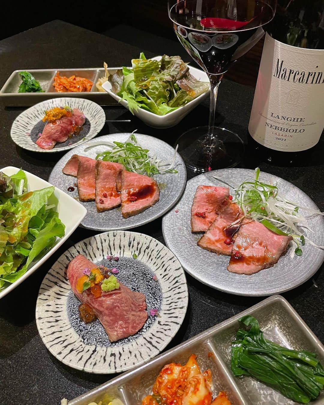 里井真由美さんのインスタグラム写真 - (里井真由美Instagram)「焼肉〜🔥霞ヶ関「焼肉 たまき家」さんのランチ限定コース 白(はく） -HAKU- でございます〜  ゆうちゃんがインスタグラムフォローキャンペーンに当選され、お招き席にご一緒してきました〜感謝🙏♡  #PR @yakinikutamakiya  @foodanalyst_yu   黒毛和牛雌牛の最高峰♡  田村牛の焼肉が頂けるお店ですのよ〜  せっかくなので赤ワイン🍷🍷♥️ マルカリーニ ランゲ・ネッビオーロ ラザリンを頂きつつ、  キムチナムル盛り合わせ、ウニとイクラの田村牛炙り寿司、ローストビーフと華やかなスタート♡   こういうの、女性好みですよね♡  和牛タンは厚め焼きで酢橘を絞って。 田村牛3種盛りはラムシン、リブ、タテバ 〆は冷麺。  で、デザートは黒胡麻のアイスとコスタコーヒー  場所柄、男性のお客様も多いかと思うのですが、 ゆっくりコーヒーでお打ち合わもできますし、 女性のお客様はお喋りに花が咲きそう☺️🩷  少量多品種、贅沢かつ程よいバランスで大満足♡  お声がけありがとうー ♡ 今度また改めて伺いたいです♡  。。。  メニュー書いておきますねー  ◆ランチ限定コース 白(はく）-HAKU-◆ メニュー キムチとナムル盛り合わせ サラダ 田村牛炙り寿司 田村牛ローストビーフ 30g 和牛タン 20g 料理長おすすめ田村牛焼肉3種 120g たまき家冷麺 or 田村牛カレー デザート コスタコーヒー  ◆焼肉 たまき家◆ 東京都千代田区霞ケ闋3-2-6 東京楽部ビルディング1階 03-6550-8299  。。。  楽しい夜をお過ごしくださいね〜  。。。  #たまき家 #焼肉 #田村牛#虎ノ門ランチ#霞ヶ関ランチ#女子会#肉#里井真由美#フードジャーナリスト里井真由美 #食コミュニケーション #食コミュニケーター里井真由美 #肉食女子 #焼肉ランチ」10月25日 19時39分 - mayumi.satoi