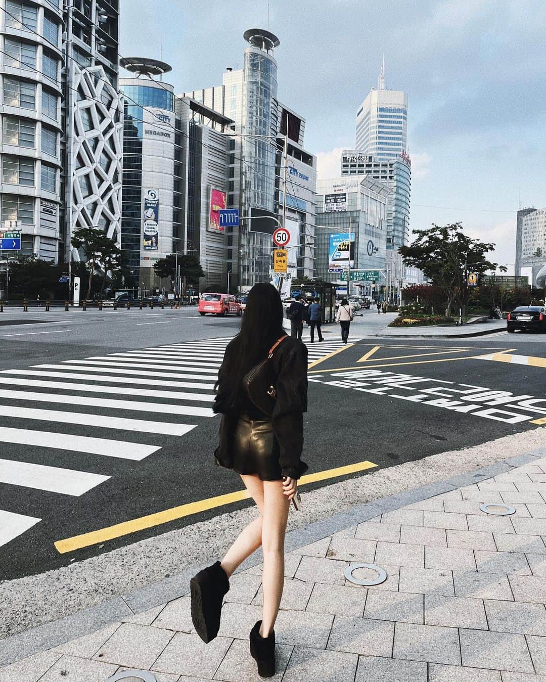 のインスタグラム：「お尻に光集めてホタルみたいに光合成してるだ」