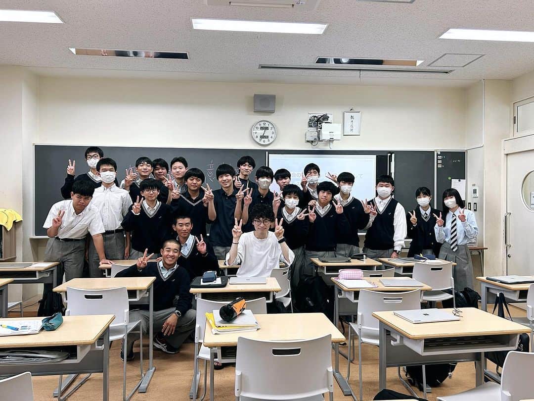 佐伯恵太のインスタグラム：「城西大学附属城西高校の探究学習内の特別ゼミ 「BEYOND～世界へ飛び出して、自分の好きを探究するプロジェクト～」の授業を担当しました✨  「社会の中にある『科学』を探してみんなに伝えてみよう！」というサイエンスコミュニケーションの授業。  3日間の限られた時間ではありましたが、それぞれが自分が気になる科学について調べて、まとめて、発表してもらいました。  ゲスト講師は、サイエンスコミュニケーターの宮田龍さん、バーチャルサイエンスコミュニケータ(学術系VTuber)の北白川かかぽさん、そして、俳優の鈴木浩文さん。  なぜ俳優さんにもお話いただいたのかというと、コミュニケーションする上で、自分を表現することや、自分の想いを伝えるということが極めて重要だからです。「暴太郎戦隊ドンブラザーズ」雉野つよし役など、乗りに乗っている俳優さんにお願い出来ればと思いました。  実は8年前に舞台で共演してからのお友達でもあり、自分が突き進んできた道の先で、こんな形で一緒に仕事をできるとは、なかなか感慨深いものがありました😭  生徒さんたちの発表も素敵で、高校1年生でまだまだ学んでいないこと、経験していないことも多いと思いますが、挑戦する意欲があり、素晴らしいなと思いました。僕もまだまだこれから。頑張りたいと思います🔥  #探求学習 #城西大学附属城西高等学校 #教育 #サイエンスコミュニケーション #サイエンスコミュニケーター」
