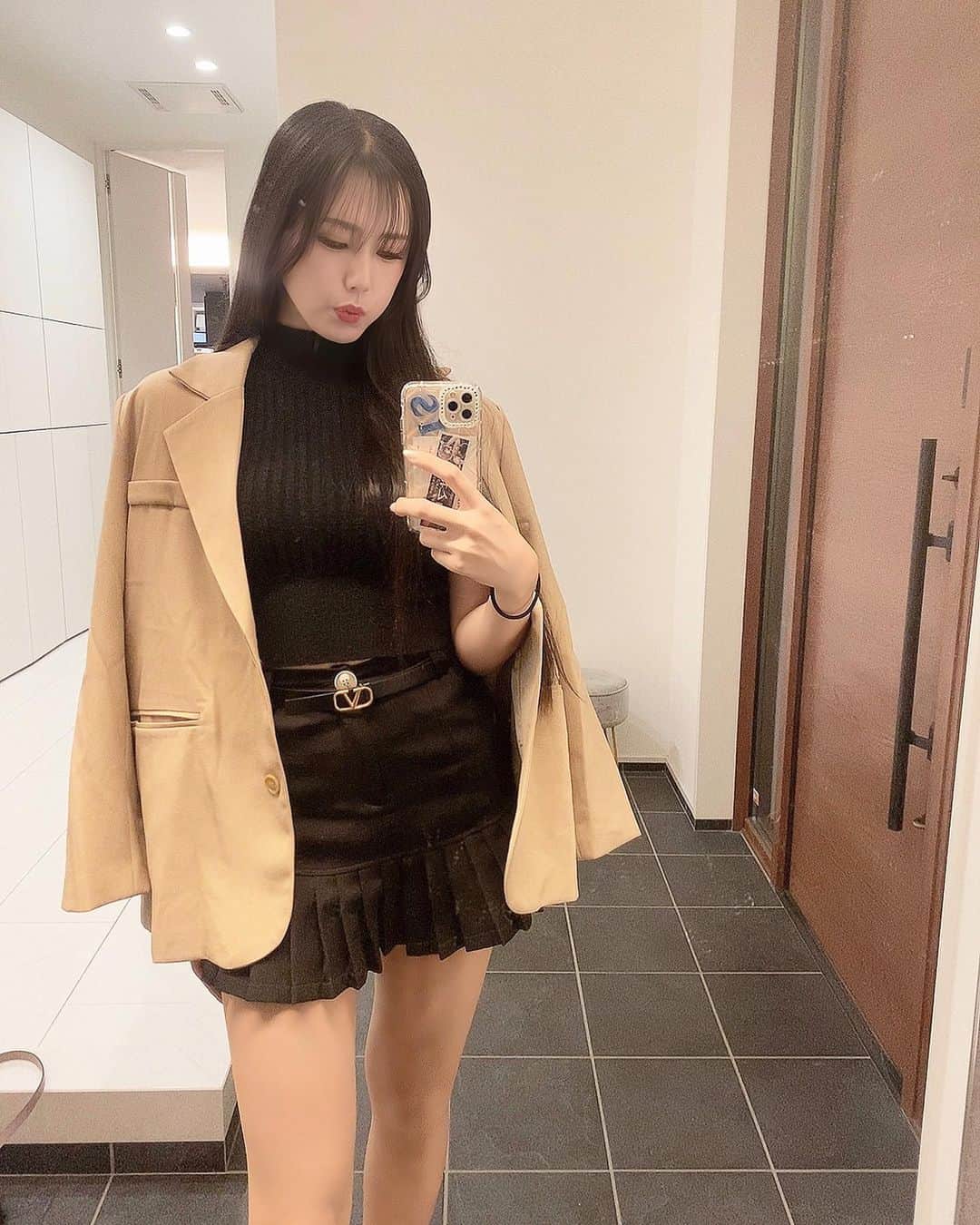 のインスタグラム：「たまには私服もね😉🫶  #レースクイーン #RQ #私服 #秋コーデ #fashion #ジャケットコーデ #ミニスカ #黒髪ロング #黒髪 #今日のコーデ」