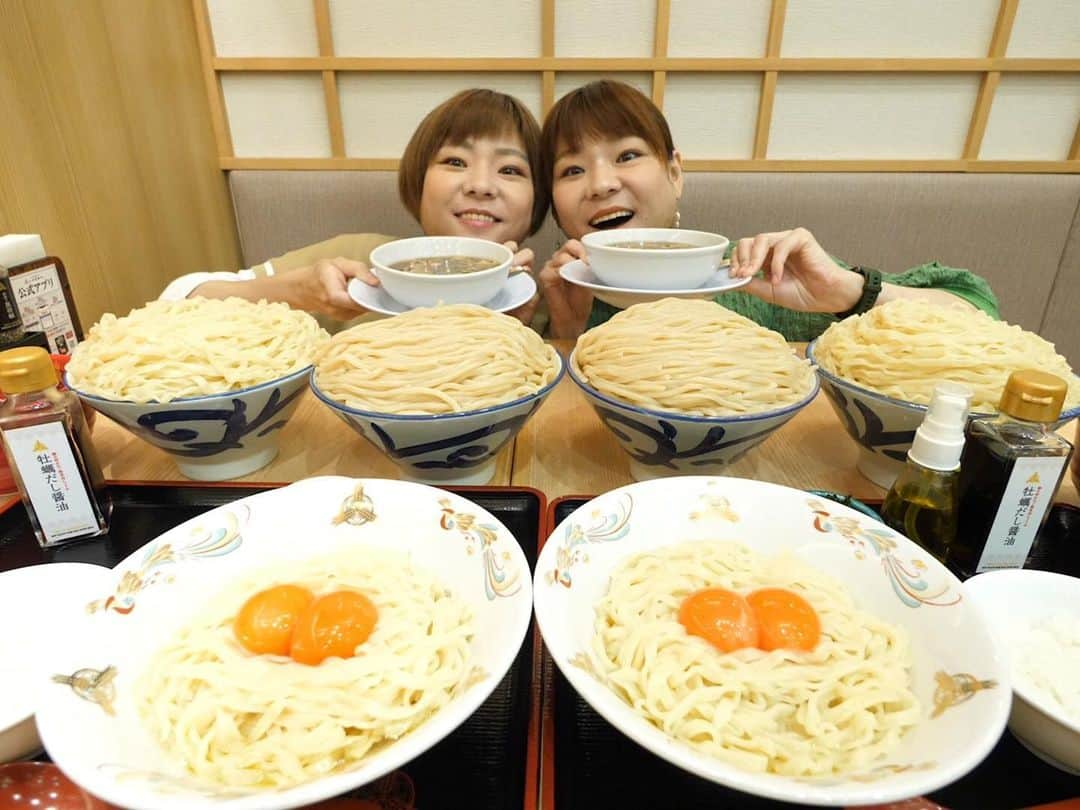 かこのインスタグラム：「三田製麺所さんが15周年を迎えられました🎉✨本当におめでとうございます😭🎉このような貴重な時間をご一緒にお祝いする事ができて心の底から嬉しいです😭✨大好きで通い詰めていた三田製麺所さんとこんなに意味のある素敵な年にお仕事でご一緒する事が出来て、私たちにとってもすごく意味のある歳となりました。 15周年を迎えた三田製麺所さんでは新メニューが発売されます！YouTubeでも動画公開しているので是非予習してから三田製麺所さんへ🍜❤️ ・ざる中華…今までの麺とは違う平打ちの平麺✨つけ汁もあっさりの中に酸っぱさがあってするすると食べられる😆なんと言っても喉越しが最高！！ ・特濃つけ麺…以前の味はそのままで、特濃だけあってもう濃さがすんごい😳極太麺に絡みつくくらいドロッとしとって濃厚好きにはたまらん逸品！ ・たまごかけ麺…革命。これは食べやな人生損する。もう卵黄の濃さがすごい！！混ぜると卵黄とたくさんの出汁が合わさって感動する美味しさになる🥺混ぜれば混ぜるほどふわふわになってメレンゲみたいになるのも不思議😳✨海苔やトリュフオイルで味変ができて卓上にも味変の調味料があるから無限カスタムが出来る🫶🏻 記者会見はすごく緊張したけど、お話を聞けば聞くほど三田製麺所さんが好きになった！！進化し続ける三田製麺所さんはかっこいい😎✨ #三田製麺所 #新メニュー #特濃つけ麺 #ざる中華 #たまごかけ麺 #つけ麺 #大食い #はらぺこツインズ #双子 #먹방 #대식가 #먹팔 #먹팔해요 #먹스타그램 #대식가 #mukbank #大胃王 #モッパン #ความตะกละ  #Gula #デカ盛り」