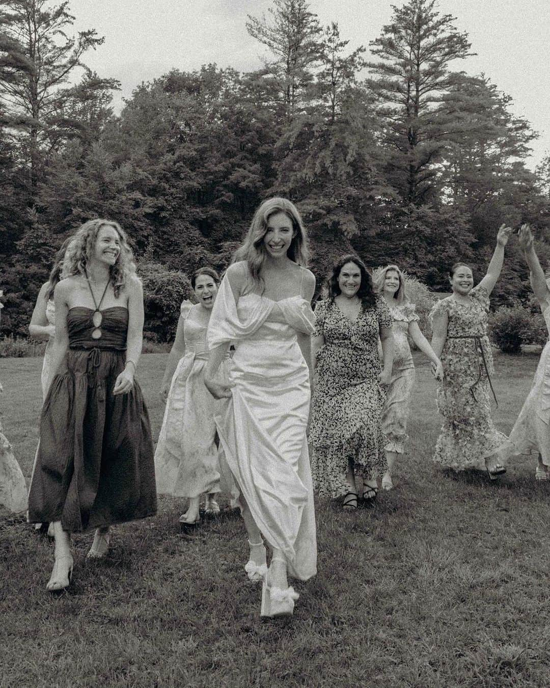 レフラーランドールさんのインスタグラム写真 - (レフラーランドールInstagram)「From the Catskills to the Cotswolds, there's nothing we love more than sharing in your most special days 🤍 See how four brides styled our signature pleats for "I do" and beyond #LRBride #loefflerrandall  Photos: @hannahmaymiles, @thecharlotteletter, @stephaniesweddings, @erinwheat」10月26日 1時14分 - loefflerrandall