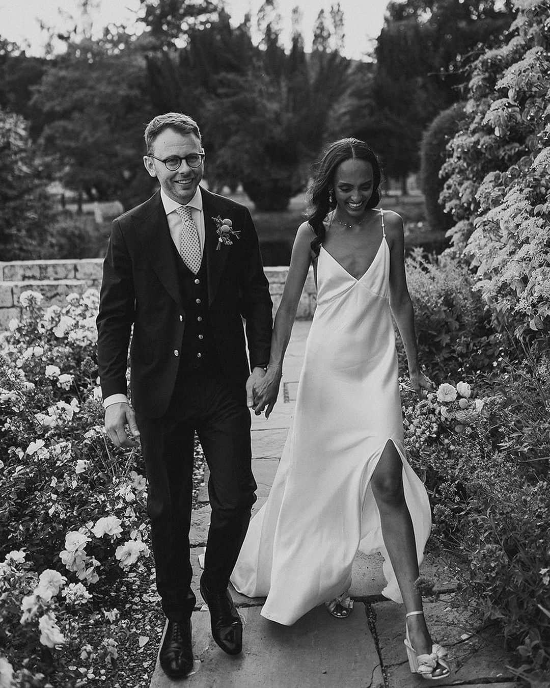 レフラーランドールのインスタグラム：「From the Catskills to the Cotswolds, there's nothing we love more than sharing in your most special days 🤍 See how four brides styled our signature pleats for "I do" and beyond #LRBride #loefflerrandall  Photos: @hannahmaymiles, @thecharlotteletter, @stephaniesweddings, @erinwheat」