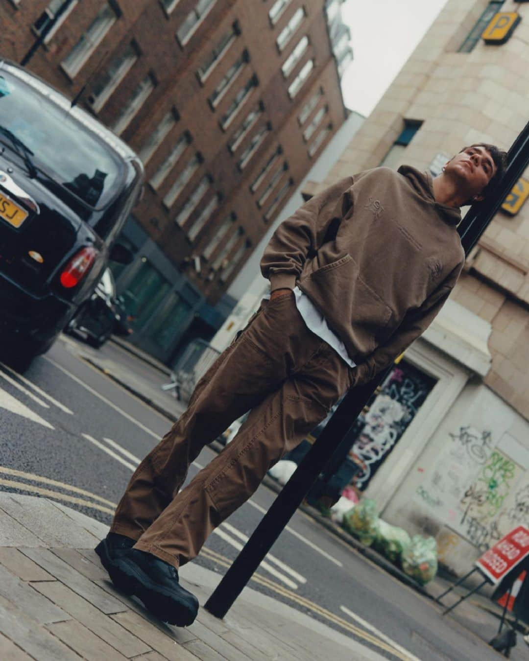 Pull&Bearのインスタグラム：「urban winter on London's streets 📹 w/ @joanmargarit & @bieljuste」