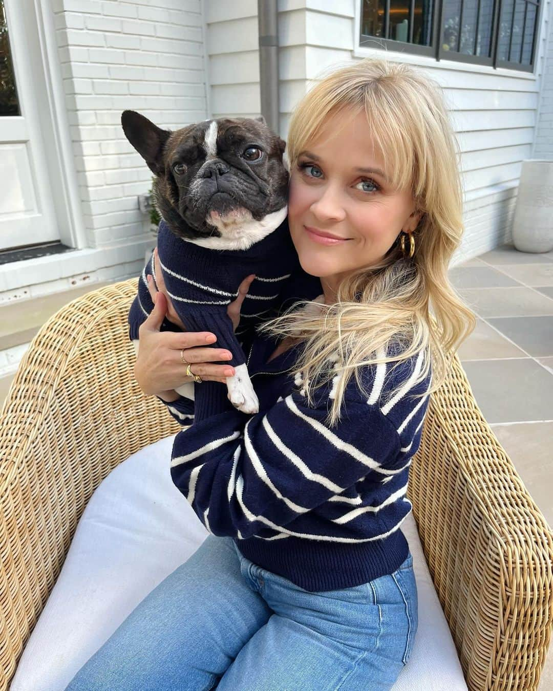 リース・ウィザースプーンのインスタグラム：「Matching sweaters with my pup?!?! 😍😍😍 The @draperjames x @thefoggydog collection is everything this dog lady has ever dreamed of. Shop now!!!」