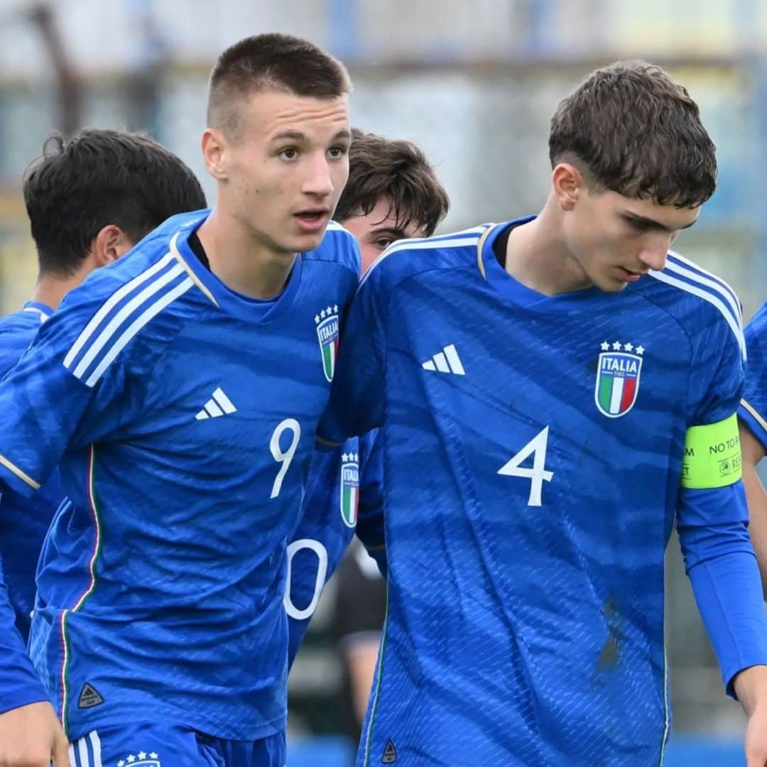 サッカーイタリア代表のインスタグラム：「Gli Azzurrini cominciano col piede giusto: battuto San Marino 4-0 👏🏻  🗣️ Favo: “Un buon approccio alla gara”  #Under17 🇮🇹 #Azzurrini #VivoAzzurro」