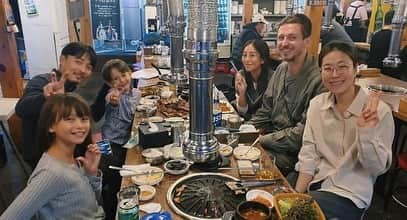 大桑マイミのインスタグラム：「韓国🇰🇷へ。  気温も良い🍂秋の韓国　。 ずーっと食べてた🥢🥡沢山 歩いて　好きな人達と一緒に時間を過ごして。 ARTを見に行ってショッピング🛍️してparkにいって街をぶらぶら楽しい😃」