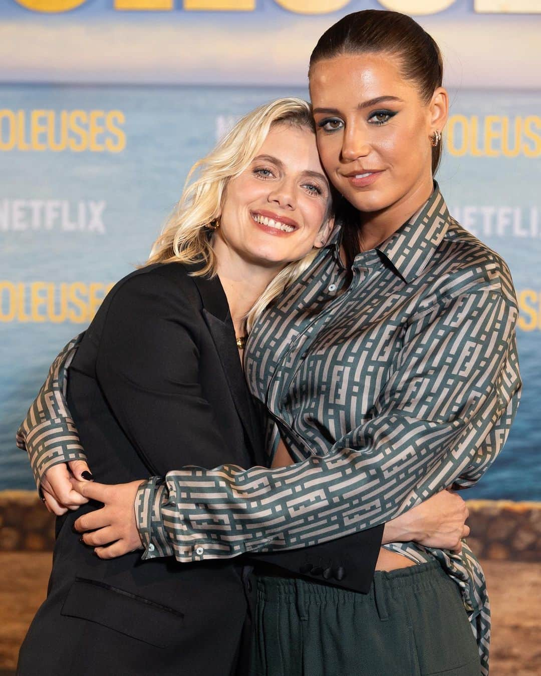 メラニー・ロランのインスタグラム：「"Voleuses" Netflix Premiere in Paris last night ❤️  Le 1er novembre sur @netflixfr   Un film de et avec Mélanie, @adeleexarchopoulos, @manonbresch, @isabelleadjaniofficiel @philippekaterine et Felix Moati.   Hair : @rudymarmet / Make up : @christophedanchaud_  Nails : @so.chicbeauty  Jewelry : @cartier」