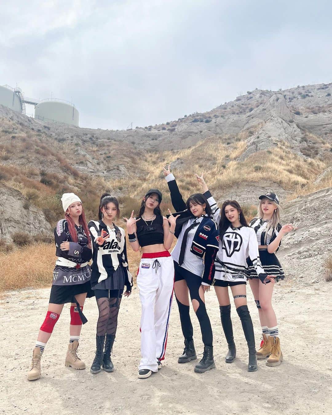 IVEのインスタグラム：「📸 DIVE💗  쇼! 챔피언 Baddie 1위  소중한 선물 주셔서 감사합니다!🏆  DIVE 늘 사랑해요💗  #IVE #아이브 #アイヴ #1stEP #IVEMINE #Eitherway #OfftheRecord #Baddie」