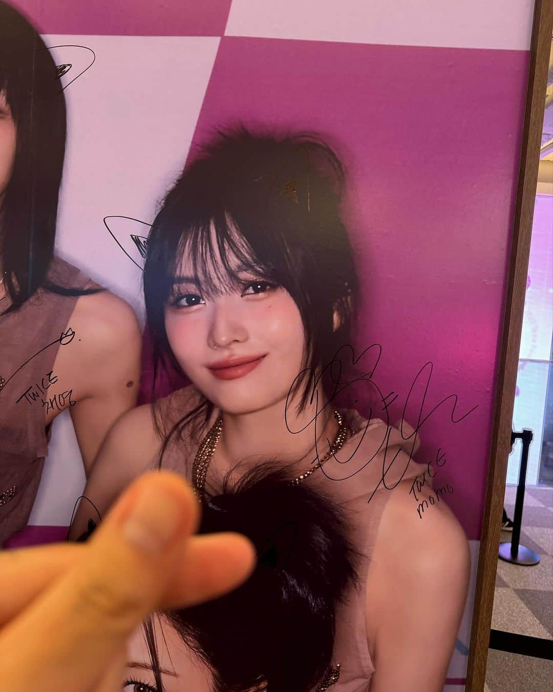 マーキュリーさんのインスタグラム写真 - (マーキュリーInstagram)「TWICEちゃんのポップアップ激カワだった🍭🩷  #twice #트와이스 #twice_records #8周年おめでとう🥹🩷🫶 #chupachups #TWICE_8TH_ANNIVERSARY #TWICExChupaChupsCandy」10月25日 19時50分 - mercury0704