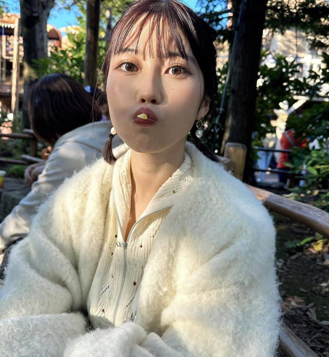 伊織いおさんのインスタグラム写真 - (伊織いおInstagram)「いっぱい食べる伊織が好き？ ディズニーはご飯おいしくて好き♡ . . . . #ディズニー #disney #ディズニーハロウィン #ボブ #白カーディガン #食べ物 #グルメ #ディズニーグルメ #グラビアアイドル」10月25日 19時44分 - iocos69