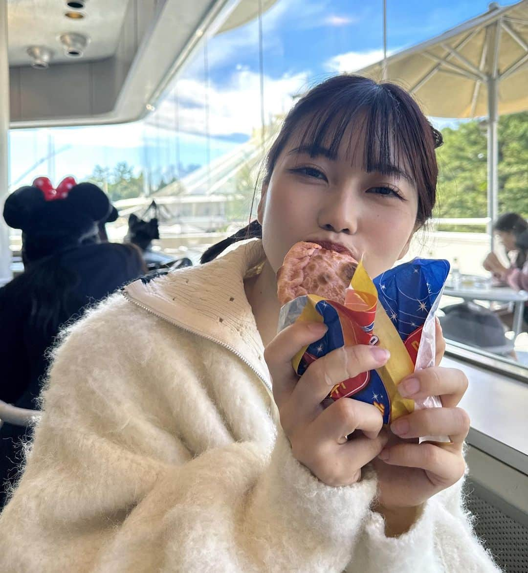 伊織いおさんのインスタグラム写真 - (伊織いおInstagram)「いっぱい食べる伊織が好き？ ディズニーはご飯おいしくて好き♡ . . . . #ディズニー #disney #ディズニーハロウィン #ボブ #白カーディガン #食べ物 #グルメ #ディズニーグルメ #グラビアアイドル」10月25日 19時44分 - iocos69