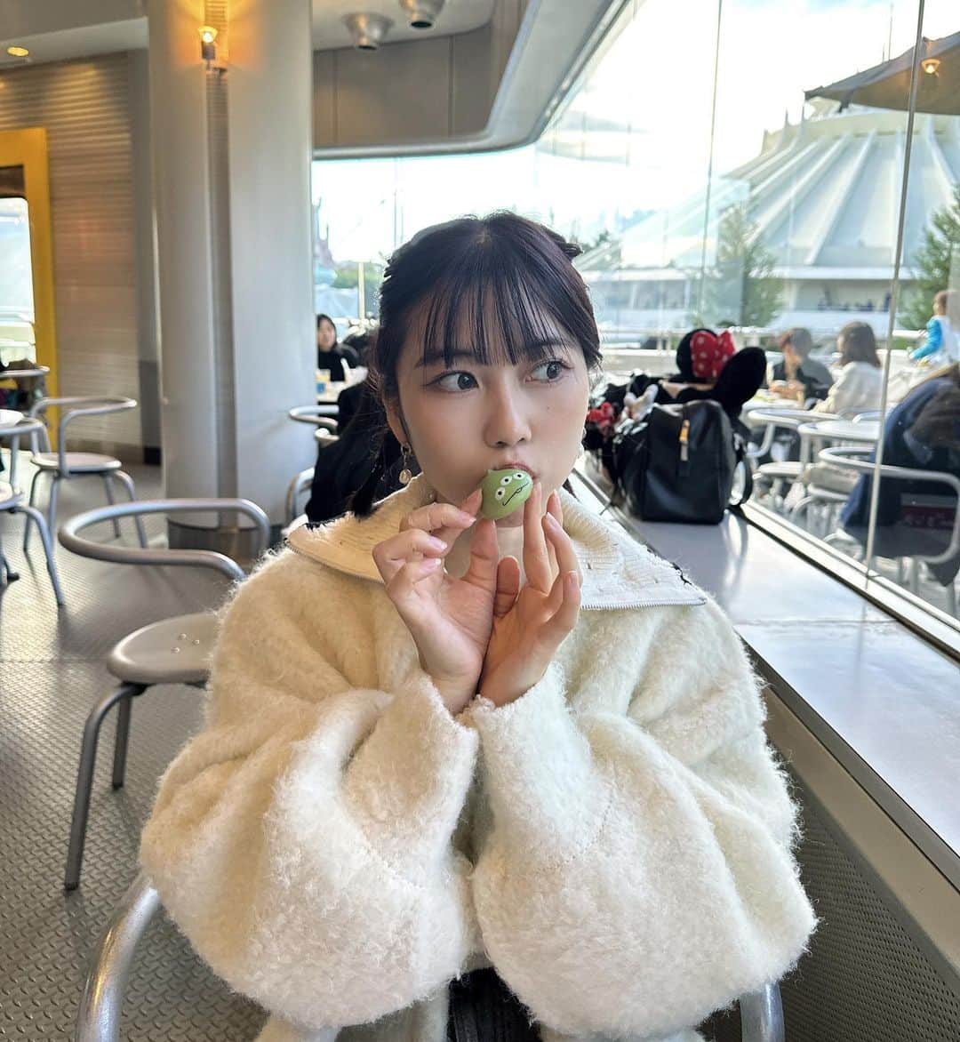 伊織いおのインスタグラム：「いっぱい食べる伊織が好き？ ディズニーはご飯おいしくて好き♡ . . . . #ディズニー #disney #ディズニーハロウィン #ボブ #白カーディガン #食べ物 #グルメ #ディズニーグルメ #グラビアアイドル」