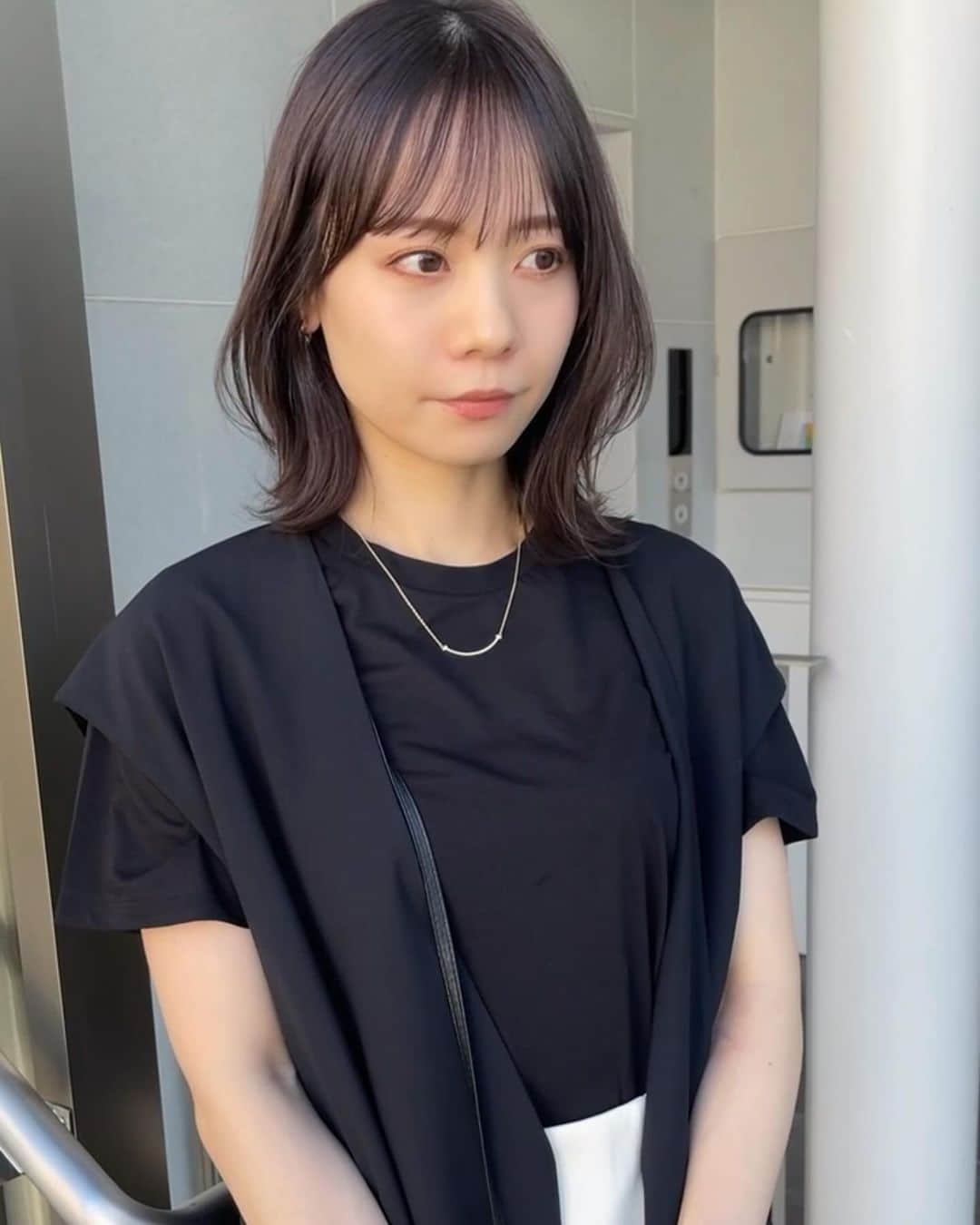 大木光のインスタグラム：「オーダーの多いミディアムレングスにレイヤーを✂︎  ナチュラルかつふんわり動きのでるキレイめのシルエットに おろし前髪を合わせてカジュアルにも！  カラーはダークトーンの シアンとグレーのMIX . 【大木光の御予約について】 インスタプロフィールのURLよりWEƁ予約にて承っております。  #ミディアム #レイヤー#レイヤーカット #ミディアムレイヤー #レイヤースタイル#暗髪#グレージュ」