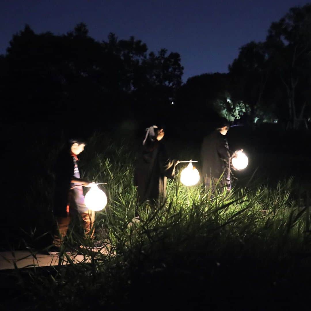 きなこのインスタグラム：「夜の公園でハロウィンナイトウォークの会をしたよ👻 夏休みにみんなで作ったマイ提灯を各々持って、夜の公園をお散歩。昼間の公園とは違う雰囲気にみんなでドキドキ…楽しかった〜😁♡  公園に行く前に、怖い気持ちを盛り上げるためのホラー映画鑑賞をして、おやつ交換や駄菓子屋さんごっこもしたよ🎃  子どもと一緒に観れる怖すぎないホラー映画ってなかなかチョイスが難しくて、今回は"キャスパー"に。可愛いおばけと友達になる、ハロウィンにぴったりなドキドキ楽しいお話でした😊  #ハロウィン #小学生 #小学生男子 #育児 #子育て #こどもと暮らす #駄菓子屋さんごっこ」