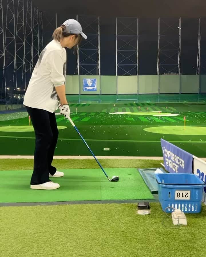 蒼井さやのインスタグラム：「⛳️30yardチャレンジ。 苦手なピッチングを中心に、念入りに。 今週末、コンペに参加させていただく予定…なり。   #ゴルフ  #ゴルフ女子  #打ちっぱなし」