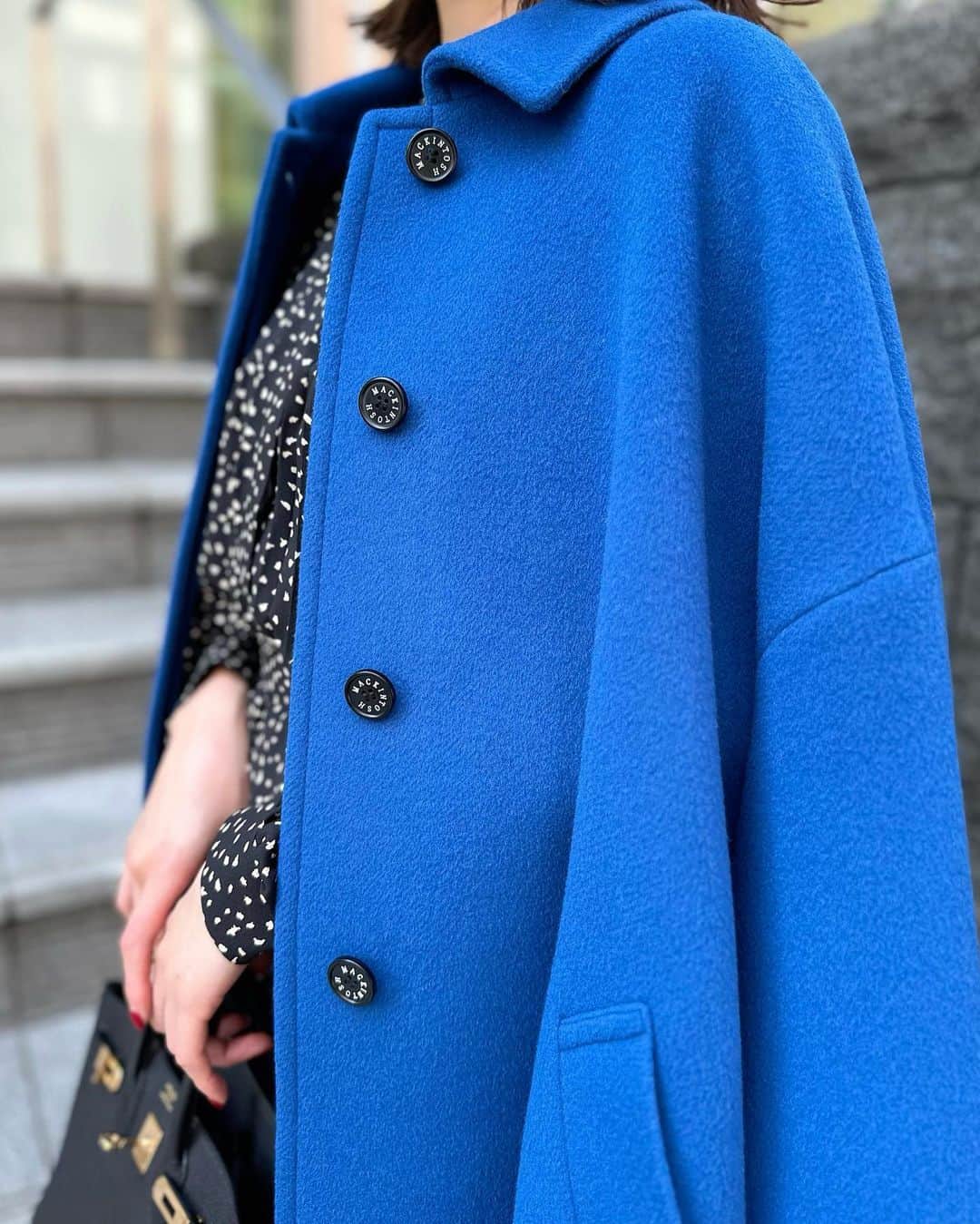 冨張愛さんのインスタグラム写真 - (冨張愛Instagram)「今年のコート🧥🍂 日に日に寒くなってそろそろアウターの季節 ファッション連載でもスタイリングさせて頂いた @mackintoshlondon のウールアウターが とても素敵でした。深みのあるブルーが目を引く"ROSLEY" がとくにお気に入り。 見た目以上の柔らかな着心地と軽さが魅力的で 計算し尽くされたシルエットはため息ものの美しさです。 本日UPされた連載📚では他にも上質で優雅なアウターを主役に冬を楽しむコーディネートをご紹介していますので、宜しければご覧下さい✍️ * coat & setup ... #mackintoshlondon #instagood #coordinate #ootd #outfit #fashion #instafashion #meg_ootd #ladydior #코디네이트 #패션 #카메라 #コーディネート #コーデ #ファッション #今日のコーデ #今日の服 #157cmコーデ #マッキントッシュロンドン #スタイリング #スタイリスト #アウター #冬アウター #ブルーコート #マッキントッシュコート」10月25日 19時46分 - megumitomihari