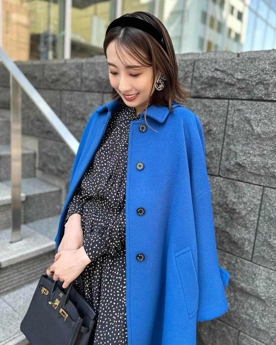 冨張愛さんのインスタグラム写真 - (冨張愛Instagram)「今年のコート🧥🍂 日に日に寒くなってそろそろアウターの季節 ファッション連載でもスタイリングさせて頂いた @mackintoshlondon のウールアウターが とても素敵でした。深みのあるブルーが目を引く"ROSLEY" がとくにお気に入り。 見た目以上の柔らかな着心地と軽さが魅力的で 計算し尽くされたシルエットはため息ものの美しさです。 本日UPされた連載📚では他にも上質で優雅なアウターを主役に冬を楽しむコーディネートをご紹介していますので、宜しければご覧下さい✍️ * coat & setup ... #mackintoshlondon #instagood #coordinate #ootd #outfit #fashion #instafashion #meg_ootd #ladydior #코디네이트 #패션 #카메라 #コーディネート #コーデ #ファッション #今日のコーデ #今日の服 #157cmコーデ #マッキントッシュロンドン #スタイリング #スタイリスト #アウター #冬アウター #ブルーコート #マッキントッシュコート」10月25日 19時46分 - megumitomihari