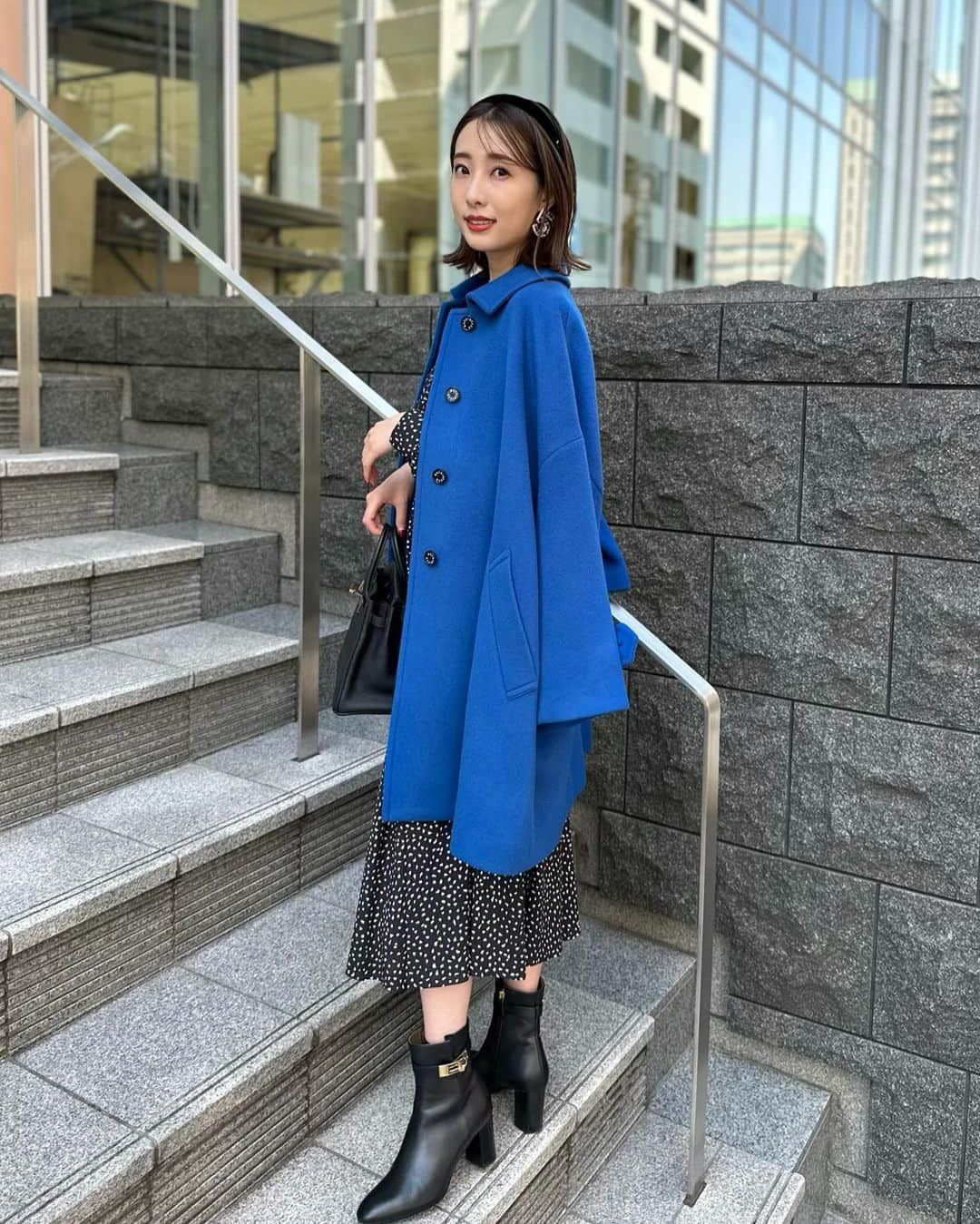 冨張愛さんのインスタグラム写真 - (冨張愛Instagram)「今年のコート🧥🍂 日に日に寒くなってそろそろアウターの季節 ファッション連載でもスタイリングさせて頂いた @mackintoshlondon のウールアウターが とても素敵でした。深みのあるブルーが目を引く"ROSLEY" がとくにお気に入り。 見た目以上の柔らかな着心地と軽さが魅力的で 計算し尽くされたシルエットはため息ものの美しさです。 本日UPされた連載📚では他にも上質で優雅なアウターを主役に冬を楽しむコーディネートをご紹介していますので、宜しければご覧下さい✍️ * coat & setup ... #mackintoshlondon #instagood #coordinate #ootd #outfit #fashion #instafashion #meg_ootd #ladydior #코디네이트 #패션 #카메라 #コーディネート #コーデ #ファッション #今日のコーデ #今日の服 #157cmコーデ #マッキントッシュロンドン #スタイリング #スタイリスト #アウター #冬アウター #ブルーコート #マッキントッシュコート」10月25日 19時46分 - megumitomihari