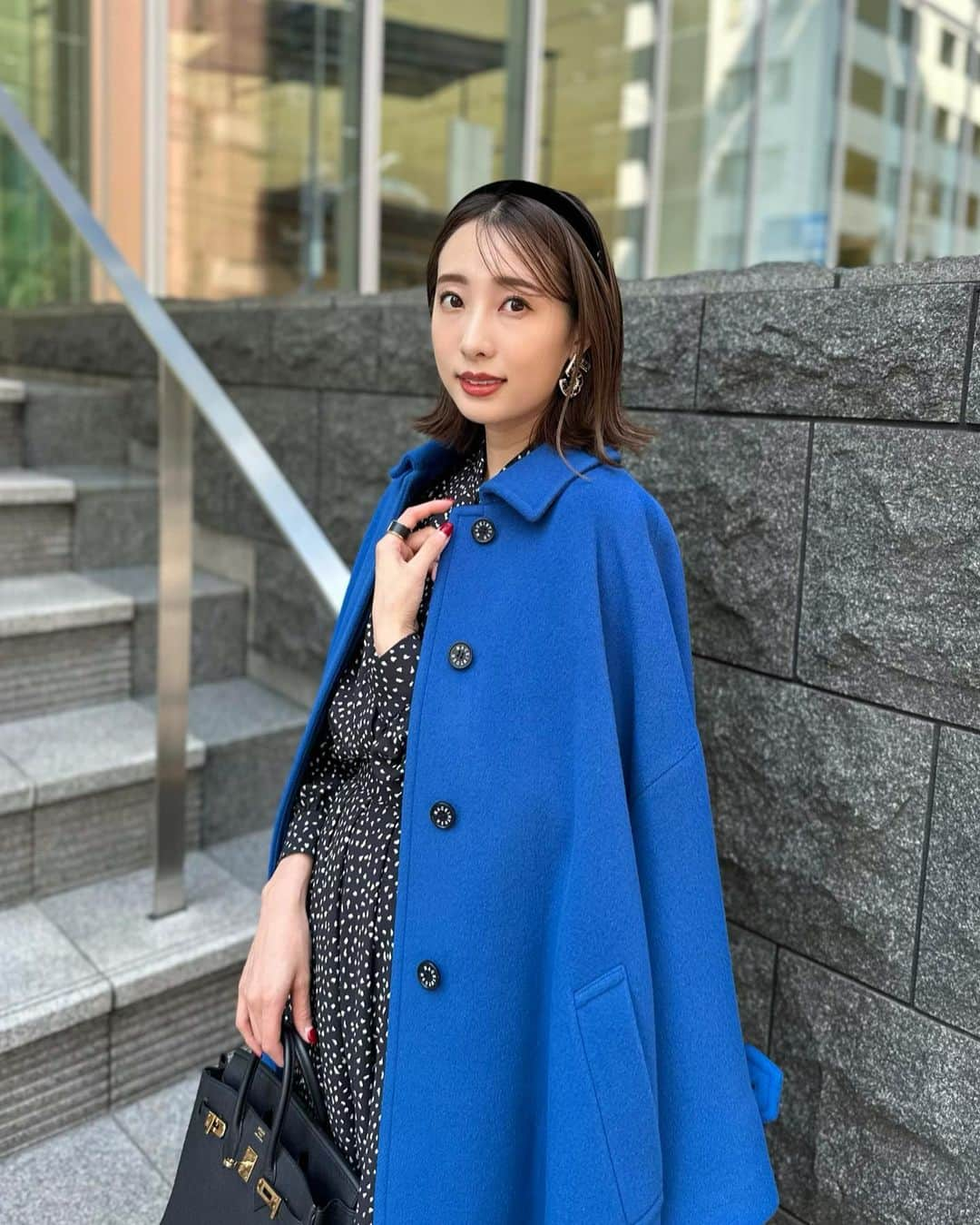 冨張愛さんのインスタグラム写真 - (冨張愛Instagram)「今年のコート🧥🍂 日に日に寒くなってそろそろアウターの季節 ファッション連載でもスタイリングさせて頂いた @mackintoshlondon のウールアウターが とても素敵でした。深みのあるブルーが目を引く"ROSLEY" がとくにお気に入り。 見た目以上の柔らかな着心地と軽さが魅力的で 計算し尽くされたシルエットはため息ものの美しさです。 本日UPされた連載📚では他にも上質で優雅なアウターを主役に冬を楽しむコーディネートをご紹介していますので、宜しければご覧下さい✍️ * coat & setup ... #mackintoshlondon #instagood #coordinate #ootd #outfit #fashion #instafashion #meg_ootd #ladydior #코디네이트 #패션 #카메라 #コーディネート #コーデ #ファッション #今日のコーデ #今日の服 #157cmコーデ #マッキントッシュロンドン #スタイリング #スタイリスト #アウター #冬アウター #ブルーコート #マッキントッシュコート」10月25日 19時46分 - megumitomihari