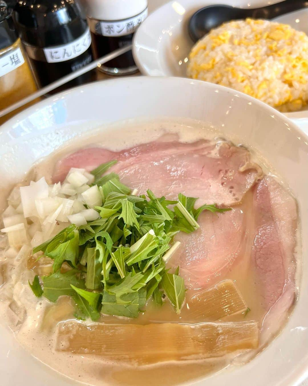 みき みーやんさんのインスタグラム写真 - (みき みーやんInstagram)「ラーメンランチ🤤💕 . 三国のらーめん Stand R&R 3号店であっさりラーメン🤤💕 @ramenstandrr3  . いつもここくるとコッテリばっかり頼むんだけど笑 今回は純鶏白湯を注文❤ . 鶏の優しい旨みとコク、もちもちの麺と 柔らかいチャーシューがたまらーん🤤💕 . コッテリもいいけどたまにはあっさりもええな🤣 . . 新メニューの玉子焼きめしも注文！ すこしかために火を通した卵とパラパラのご飯が シンプルでラーメンにも合う🍜💕 . 一緒についてくるポン酢とニンニクダレとカレー塩で 味変できるのも良かったなー😍 . . #PR#ラーメン #ラーメンインスタグラマー #ラーメン部 #ラーメン好きな人と繋がりたい #ラーメンパトロール #ラーメン女子 #食べる動画 #もぐもぐ #アールアンドアール3号店 #三国グルメ #三国ランチ #三国駅 #ramen#らーめん大好き #食べる女 #神戸ランチ#こってり#らーめん#らーめん部」10月25日 19時46分 - mi_yan0101