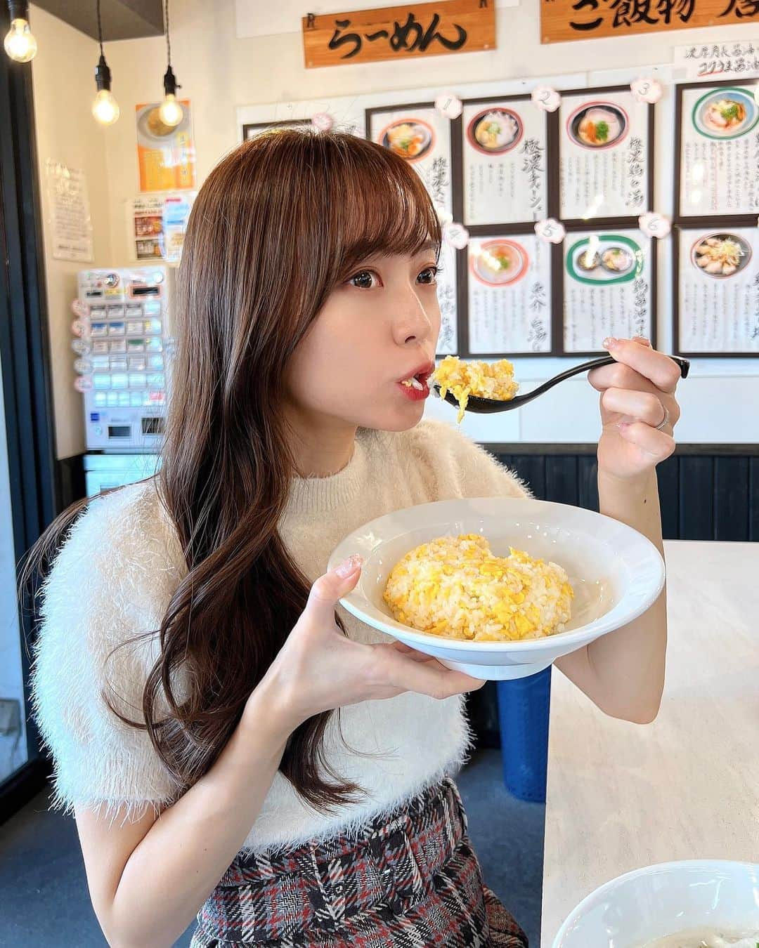 みき みーやんさんのインスタグラム写真 - (みき みーやんInstagram)「ラーメンランチ🤤💕 . 三国のらーめん Stand R&R 3号店であっさりラーメン🤤💕 @ramenstandrr3  . いつもここくるとコッテリばっかり頼むんだけど笑 今回は純鶏白湯を注文❤ . 鶏の優しい旨みとコク、もちもちの麺と 柔らかいチャーシューがたまらーん🤤💕 . コッテリもいいけどたまにはあっさりもええな🤣 . . 新メニューの玉子焼きめしも注文！ すこしかために火を通した卵とパラパラのご飯が シンプルでラーメンにも合う🍜💕 . 一緒についてくるポン酢とニンニクダレとカレー塩で 味変できるのも良かったなー😍 . . #PR#ラーメン #ラーメンインスタグラマー #ラーメン部 #ラーメン好きな人と繋がりたい #ラーメンパトロール #ラーメン女子 #食べる動画 #もぐもぐ #アールアンドアール3号店 #三国グルメ #三国ランチ #三国駅 #ramen#らーめん大好き #食べる女 #神戸ランチ#こってり#らーめん#らーめん部」10月25日 19時46分 - mi_yan0101