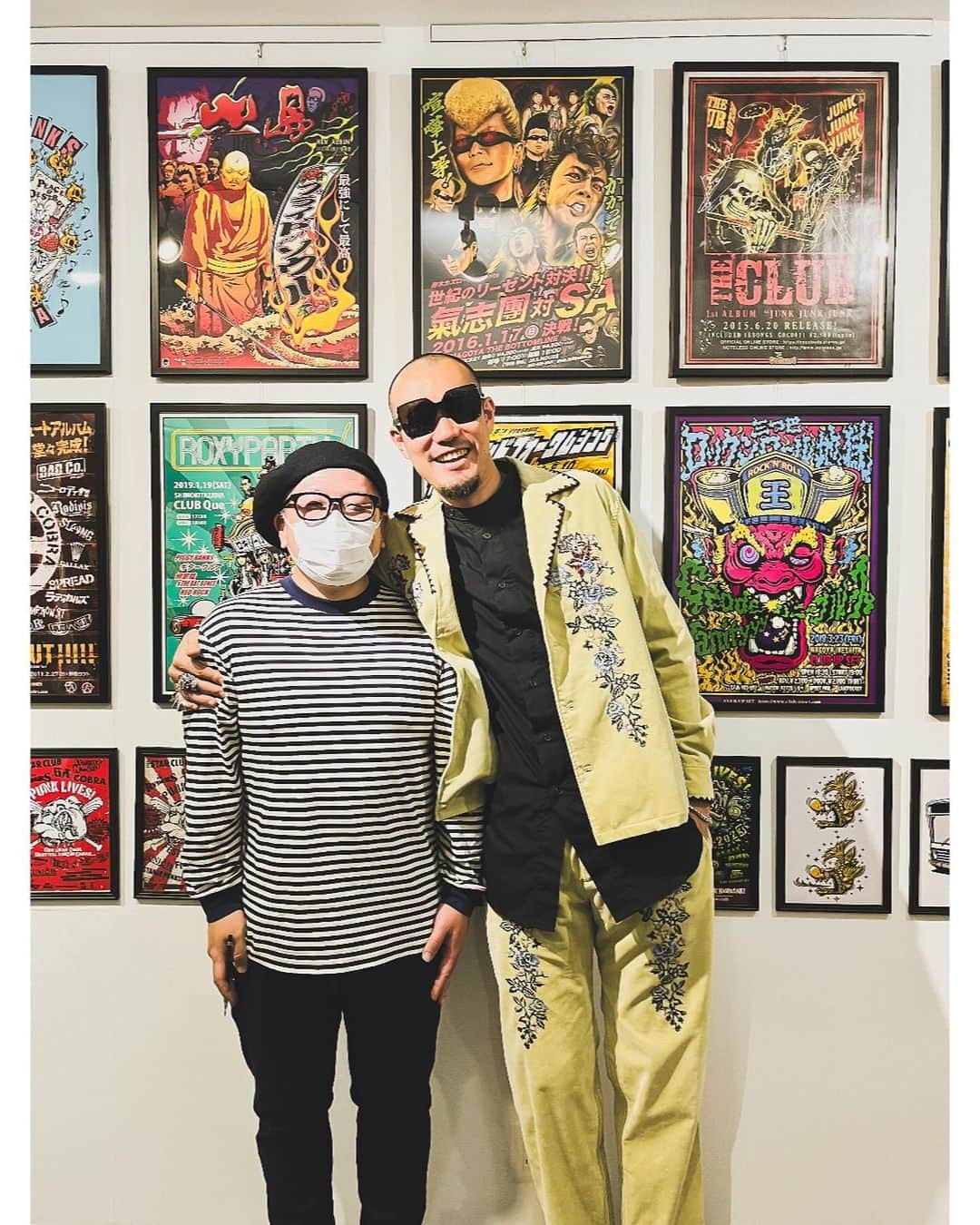 青木カズローのインスタグラム：「今日はデザイナー横井猛の初個展へ行ってきました。 ずっとお世話になっている横にぃ、僕が氣志團とSAのツーマンイベントを企画した時もフライヤーデザインをお願いしたり、僕の顔のラバーキーホルダーのデザインもお願いしました。  初めての個展に行けて嬉しかったなあ。 11/5まで大須のSTAYMELLOW LAB.でやっています、リーゼント対決の時のポスターやTシャツデザインなんかも展示されていたので是非観てみてほしいです〜！  @yokoi_takeshi  @staymellow_maimai  @lesstress_art」