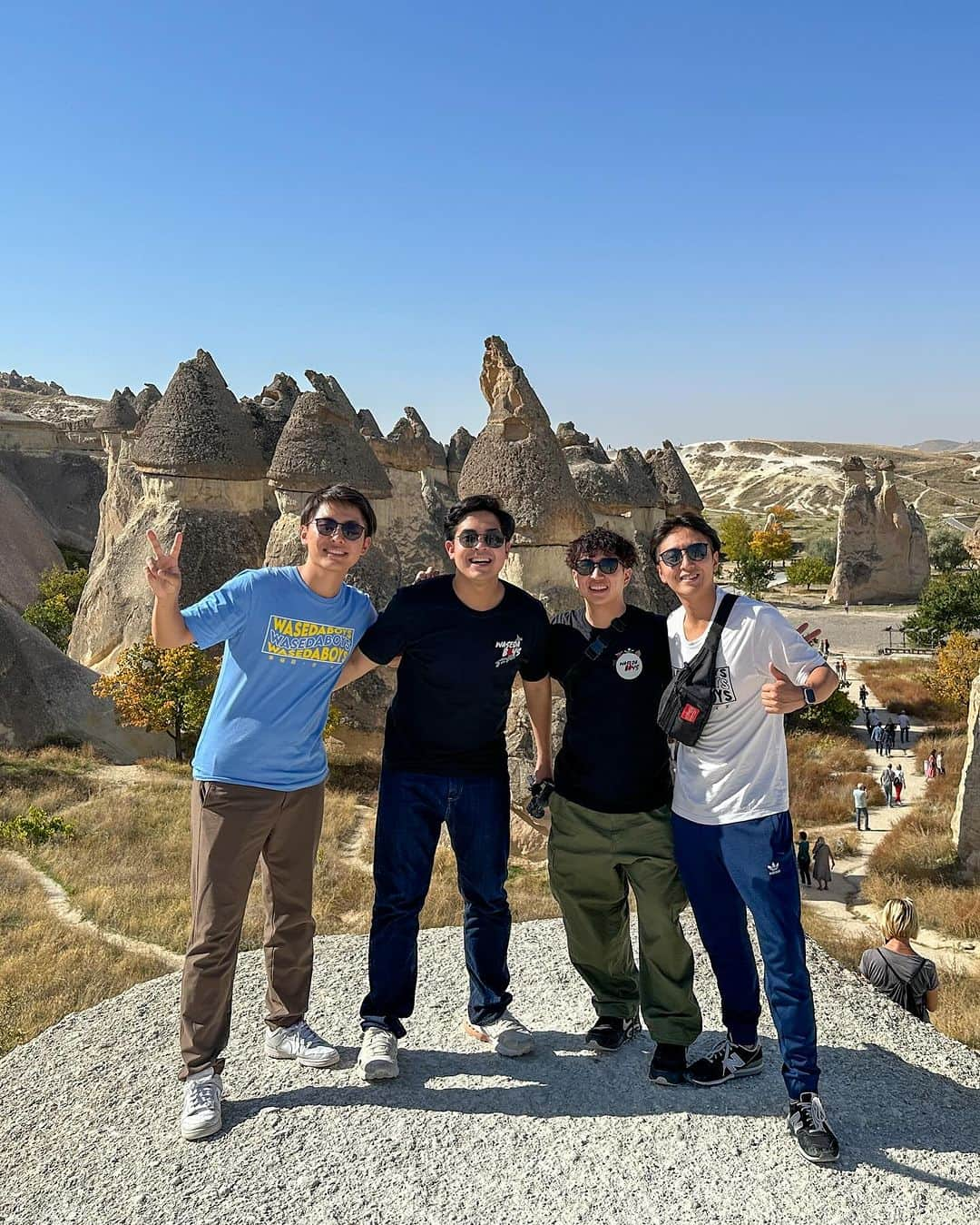 山下智央さんのインスタグラム写真 - (山下智央Instagram)「Waseda Boys World Trip Q3 akhirnya mulai!! Di trip kali ini kita ke Turkey dan Dubai.  Bajunya keren kan?? Cocok sama pemandangan👍 Design sama warna baju Waseda Boys semua bagus banget!! Kemarin aku pakai yang biru 👏 Ayo cek @store.mantappu untuk info belu baju Waseda Boys dan merch Waseda Boys yang lain!! Hari ini baru restock buku Waseda Boys juga jadi cepat beli ya sebelum habis lagi 😂  #wasedaboys #mantappujiwa」10月25日 19時47分 - tomoyama32