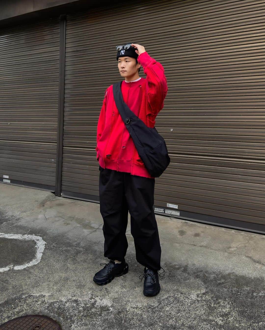 Ryoさんのインスタグラム写真 - (RyoInstagram)「Today's outfit🔴⚫️ 春に買ったsteinのスウェットが全然着れてなかったので秋はたくさん着たいな🍂  @mizuno_sportstyle_jp の靴は、土曜からです！ さっそく履いてますが調子良い🙆‍♂️  @the_clesste のオーバーパンツも少しサイジングを細身にして秋冬のいろんなスタイルに合わせやすい1本かと思います。 こちらも週末から販売開始です。  tops : @ssstein_design  pants : @the_clesste  shoes : @mizuno_sportstyle_jp  bag : @the_clesste   #outfit #穿配不重样 #每日穿搭 #日系穿搭 #我最爱的服装品牌 #clesste #ssstein  #mizuno」10月25日 19時48分 - ryo__takashima