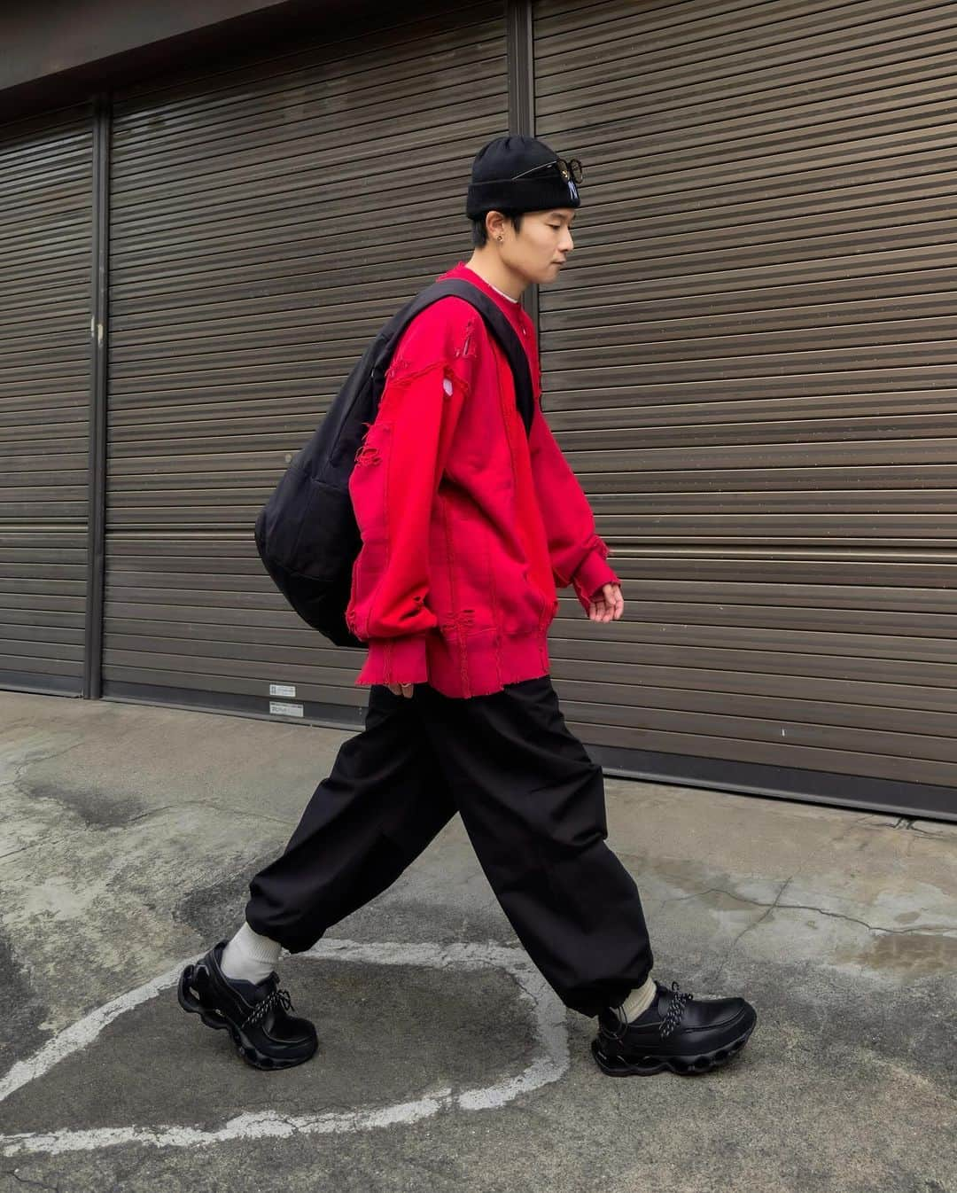 Ryoのインスタグラム：「Today's outfit🔴⚫️ 春に買ったsteinのスウェットが全然着れてなかったので秋はたくさん着たいな🍂  @mizuno_sportstyle_jp の靴は、土曜からです！ さっそく履いてますが調子良い🙆‍♂️  @the_clesste のオーバーパンツも少しサイジングを細身にして秋冬のいろんなスタイルに合わせやすい1本かと思います。 こちらも週末から販売開始です。  tops : @ssstein_design  pants : @the_clesste  shoes : @mizuno_sportstyle_jp  bag : @the_clesste   #outfit #穿配不重样 #每日穿搭 #日系穿搭 #我最爱的服装品牌 #clesste #ssstein  #mizuno」