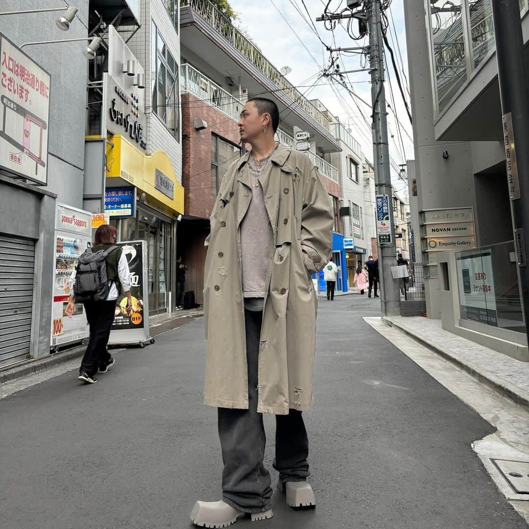 コンボイのインスタグラム：「最高の季節やね🍂そろそろ秋やね🍂  ファッション楽しんでいきやしょ🍂  Dogのダメージシリーズまじ🙆‍♂️色々種類あるからマジオススメよーん🤙  こーと　@doghjk  いんなー　@zara  ぱんつ　@entire_studios  くつ　@balenciaga  あくせ　@chromeheartsofficial   #zara #entirestudios #balenciaga #chromehearts」