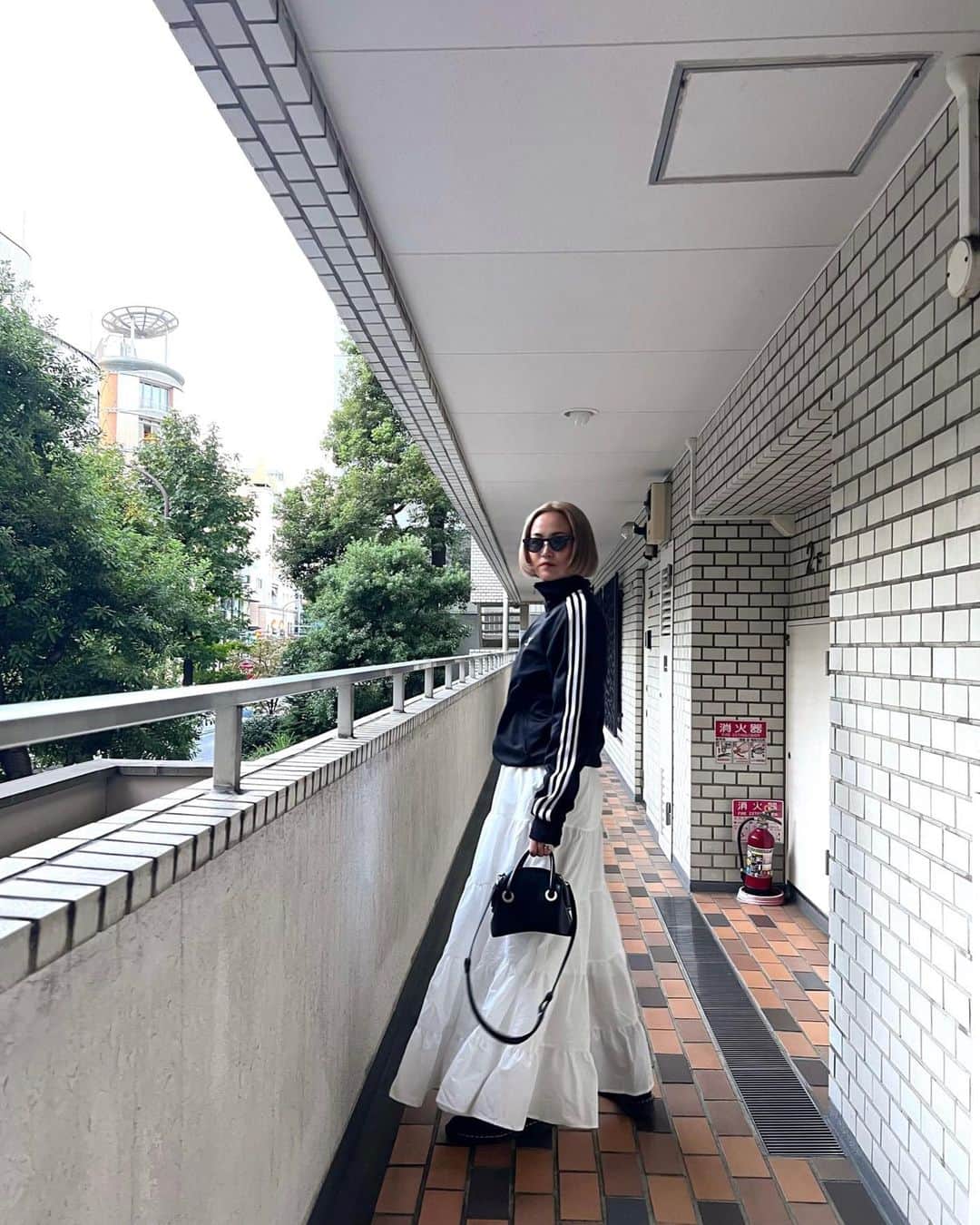 のインスタグラム：「🐈‍⬛ 寒暖差にお気をつけください⛅️  #fashion #ootd #朝と昼の気温差」