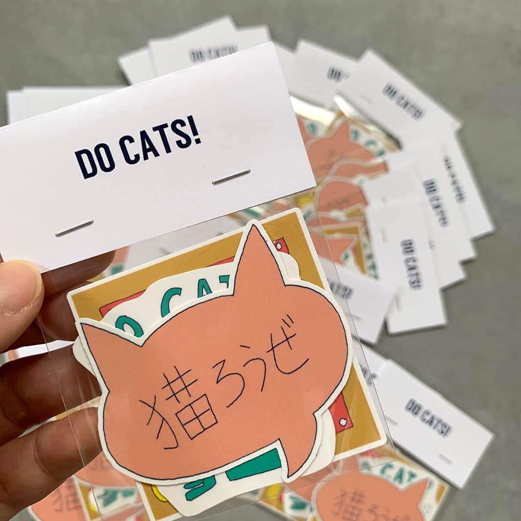 nocotoのインスタグラム：「9月に行われたイベント「DO CATS!」で作ったオリジナルアイテムを発売いたしました！大人気だったステッカーセットやトートバッグ、Tシャツなどがあります。 @catindahouse_kuromame  さんと @n_ecology_  さんと一緒に #ネコろうぜ をテーマにワイキャイ楽しく作ったアイテムです。是非チェックしてください🎶  と！同時に、イベントでも販売された刺しゅうブランド @happynoon_jp  のDO CATS!シリーズも発売いたしました！こちらはイッテンモノの刺しゅうt-shirtsになりまして、受注販売となっております。1点ずつ職人さんが刺しゅうしてくれますよ。DO CATS!アイテムと同じくアートディレクターの @holidayjun さんによるユーモアあふれるイラストがベースになっています。是非チェックしてね。  #docats #ネコろうぜ #happynoon #刺しゅうTシャツ」