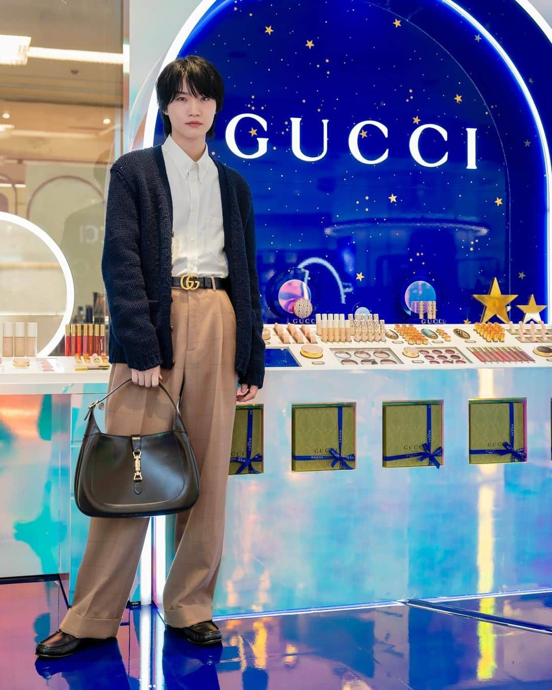 桜田通さんのインスタグラム写真 - (桜田通Instagram)「Gucci Beauty  伊勢丹新宿で開催中のグッチのホリデーポップアップイベント「グッチ ビューティ ウィッシュ」へ✨  グッチのホリデー限定アイテムは、リップ『ルージュ ア レーヴル マット』の人気色と、クッションファンデ『クッション ドゥ ボーテ』が華やかなレッドを基調に"G"で結ばれたカラフルな幾何学模様に彩られた限定パッケージで登場します！ どちらもグッチホリデーのスペシャルアイテムに相応しい、デザインが光るゴージャスなアイテムでした✨  メイクアップコレクションとは別に、新作のフレグランス『フローラ ゴージャス マグノリア オードパルファム』がすごく好きな香りでした😌 フローラ ゴージャスのシリーズとしては3種類目で、個人的にマグノリアは特にお気に入りの香りになりそうです！ 名前の通り、マグノリアアルバという植物を中心に構成されているようで、芳醇で柔らかい甘さがこれからの季節にもぴったりだと思いました✨  それぞれのコレクションアイテムが素晴らしいことはもちろんなのですが、ポップアップの内装もとても可愛くて、深い青からグラデーションのように紫がオーロラみたいに輝き、星空が目の前に現れたように映り、ホリデーコレクションを手に取れるだけではなく、そこにいるだけでとても幸せな気持ちになりました💫  「グッチ ビューティ ウィッシュ」 は12月25日まで伊勢丹新宿店本館2F にて開催中です✨ 少し長めの期間での開催なので、ご興味がある方は是非遊びに行ってみてほしいです！  @Gucci @guccibeauty #PR  #guccibeauty #GucciBeautyWishes #グッチ #グッチビューティ」10月25日 20時00分 - dorisakurada