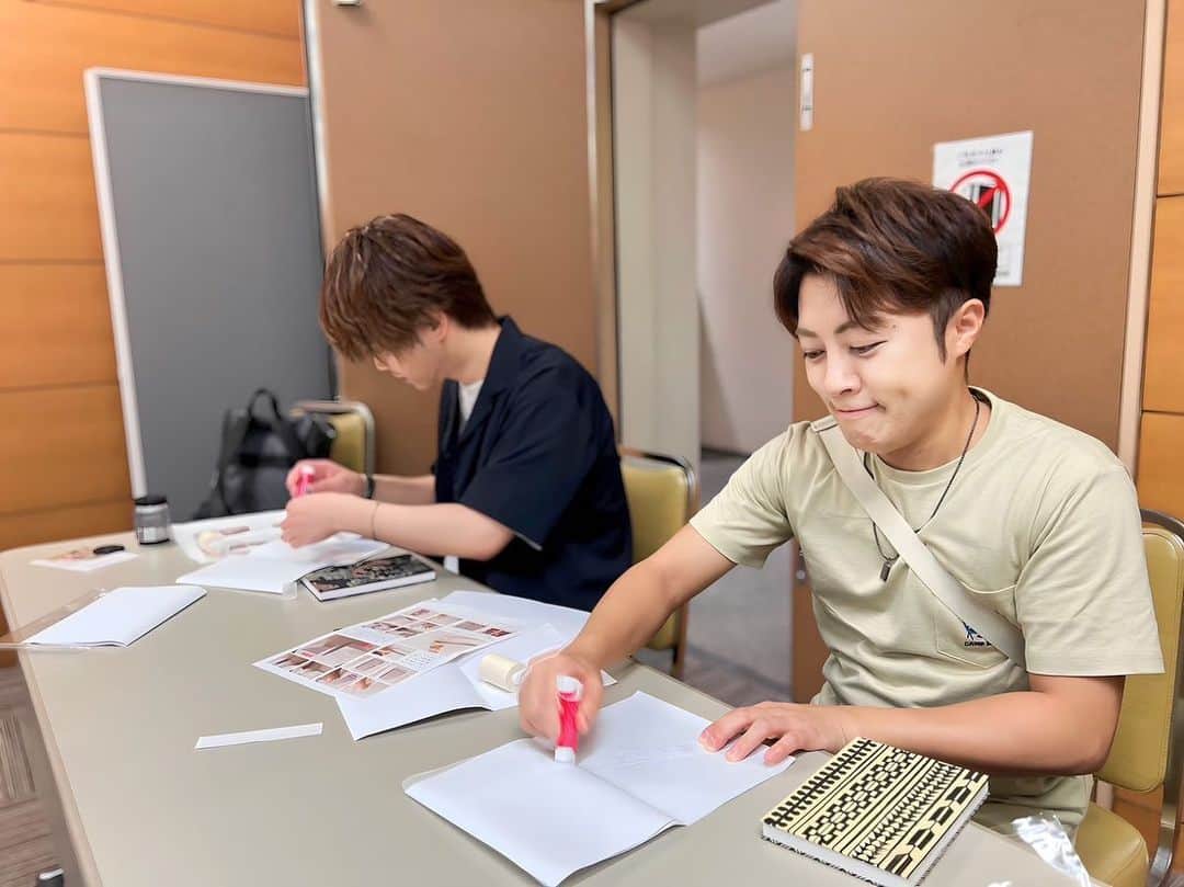 はやぶさのインスタグラム：「のりをつけているんですが、リップクリームみたいだったのでこんな真似をしてみました。本当はのりですよ！笑  【EN】  I put glue on it, but it looked like lip balm, so I tried to imitate this. It is actually glue! LOL!  #はやぶさ #ヒカル #ヤマト #大滝ひかる #駿河ヤマト #イベント #一日一枚  #写真  #hayabusa #hikaru #yamato #event  #picstory  #picstagram #photooftheday  #photogram  #hayabusadiary  #はやぶさの日記  #fotohariini」
