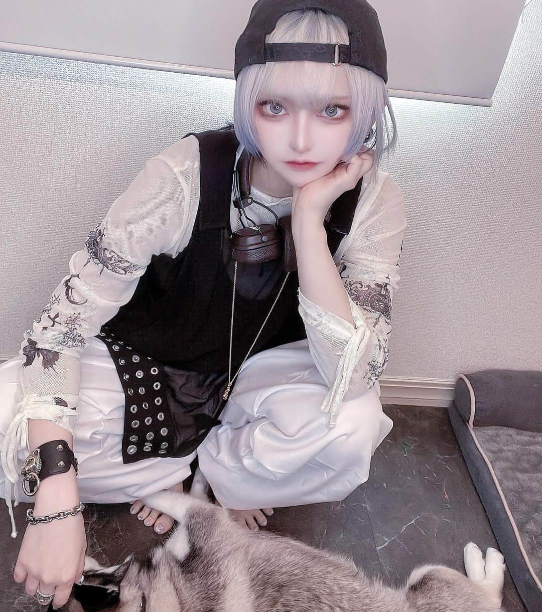 のむらこいちのインスタグラム：「写真撮ってると犬入ってくる🐶 トップスはこのちゃんがデザインしてるdependoll( @dependoll )のトップスにタンクトップ合わせた◎」